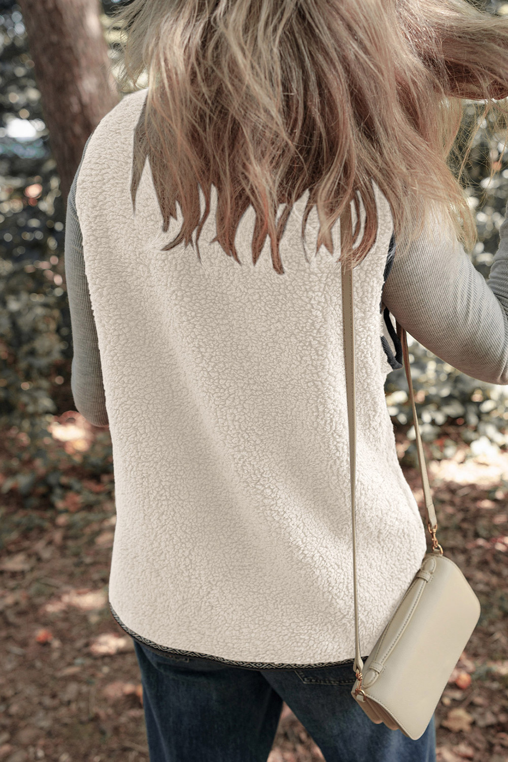 白色Sherpa对比度饰面贴片口袋盒式切换按钮背心 LC853344