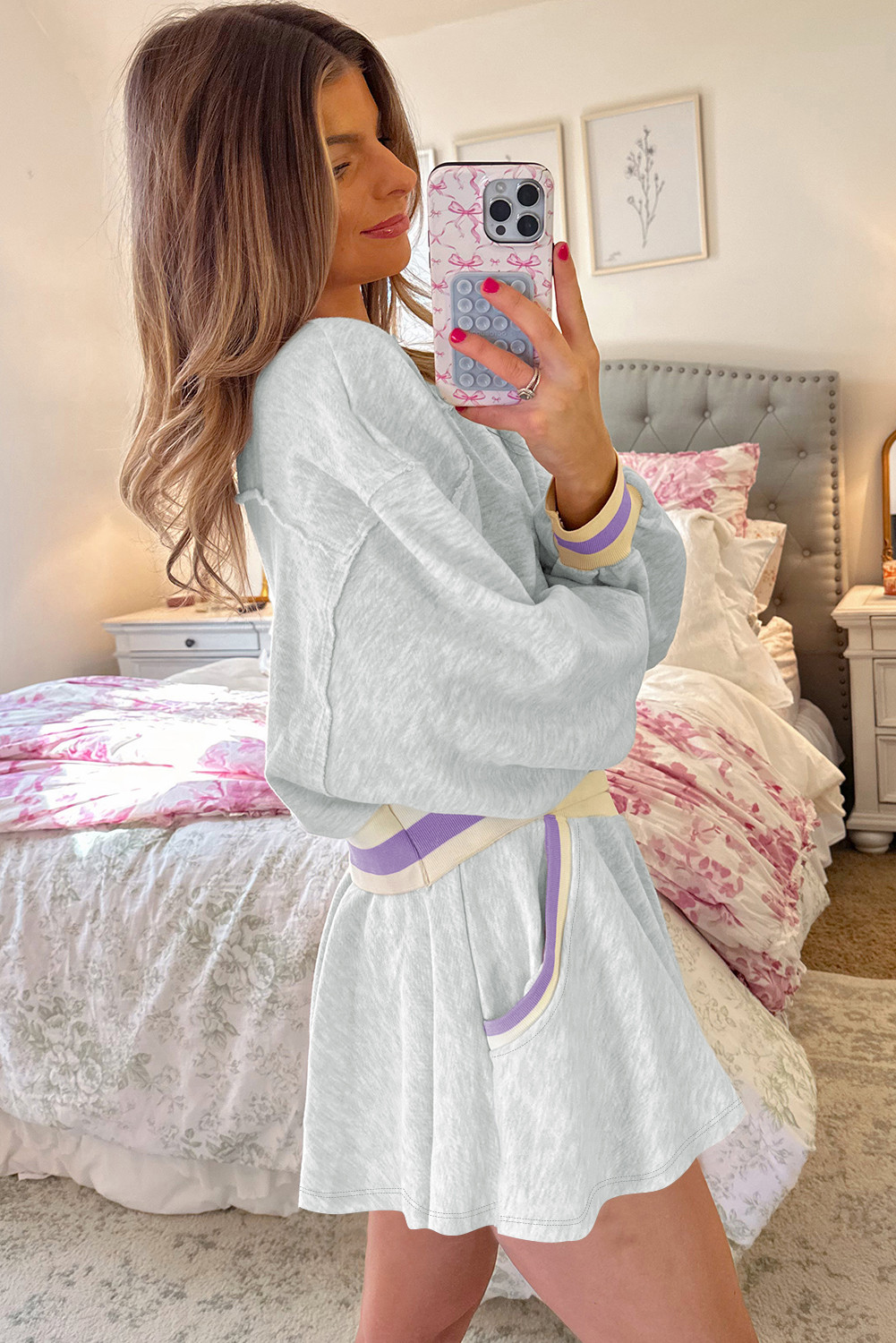 浅灰色对比条纹带裁剪套头衫和运动短套件 LC627800