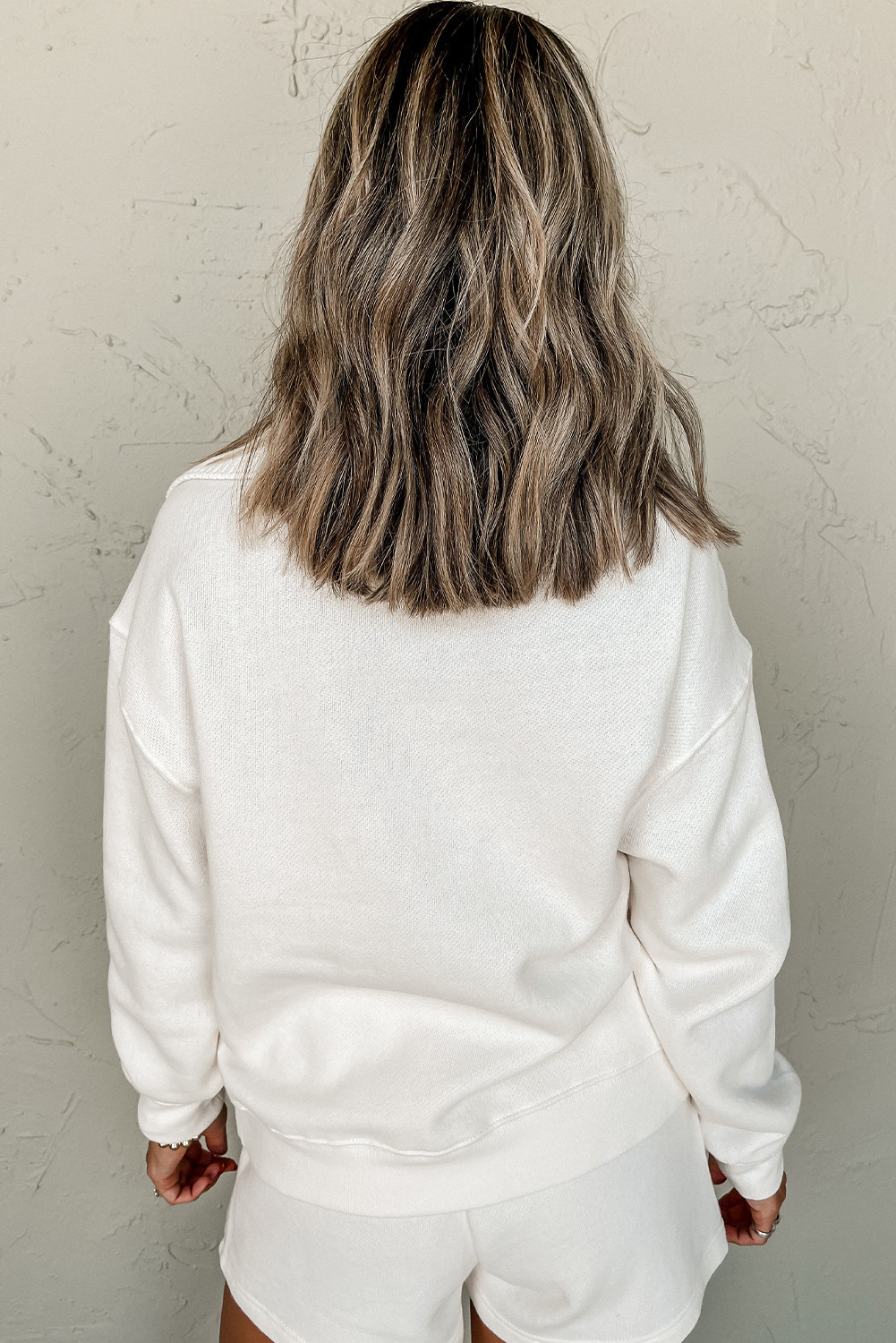 白色的肋衣领落肩运动衫和短裤套装 LC627897