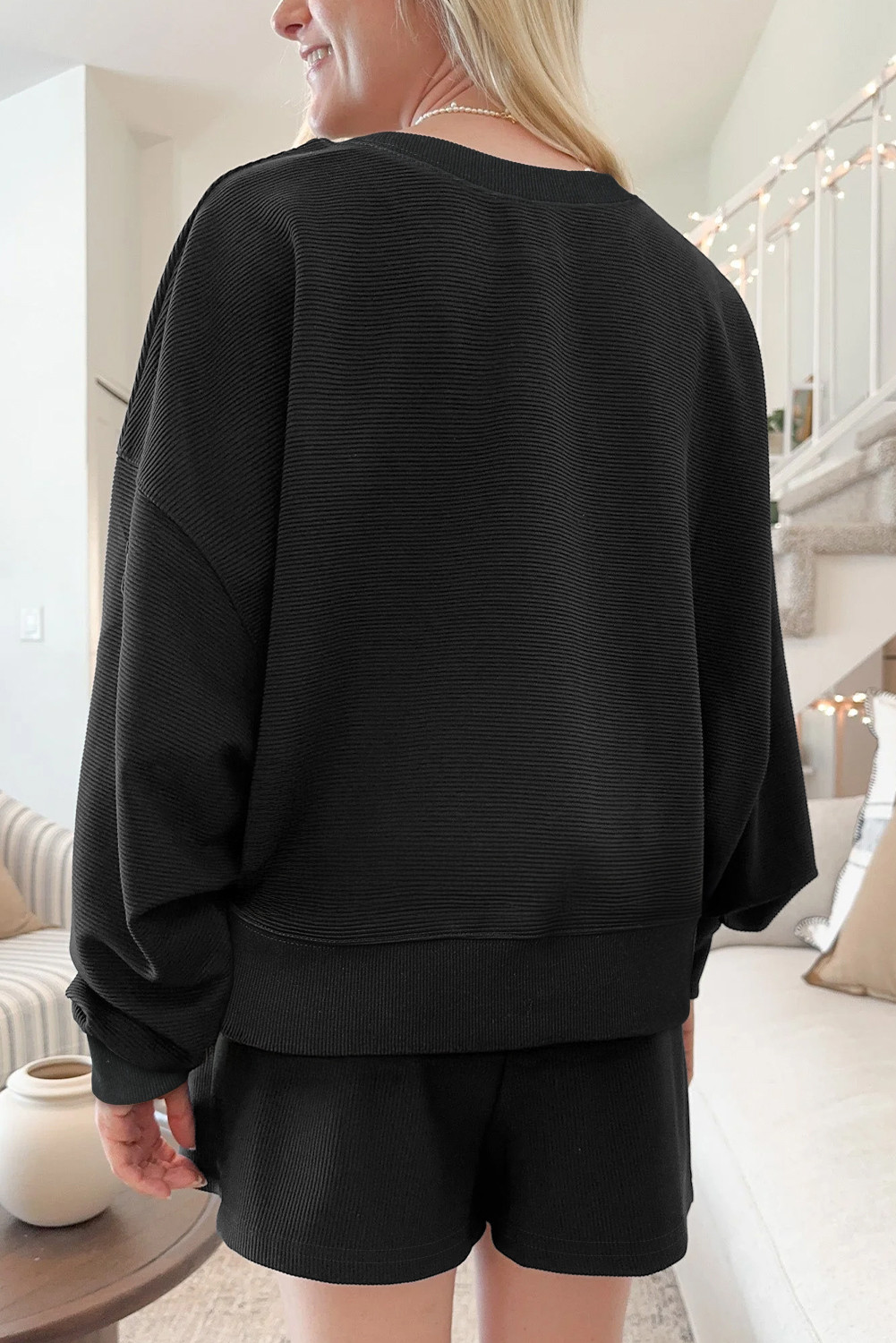 黑色肋骨纹理宽松的滴肩套头衫和短裤套装 LC628186