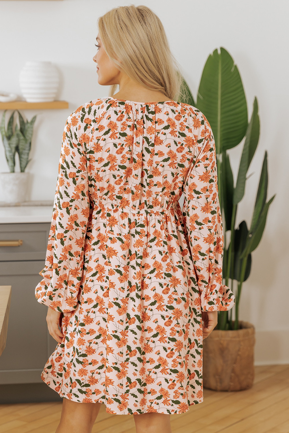 米色花卉深 V 领缩褶胸围泡泡袖娃娃装连衣裙 LC6122407