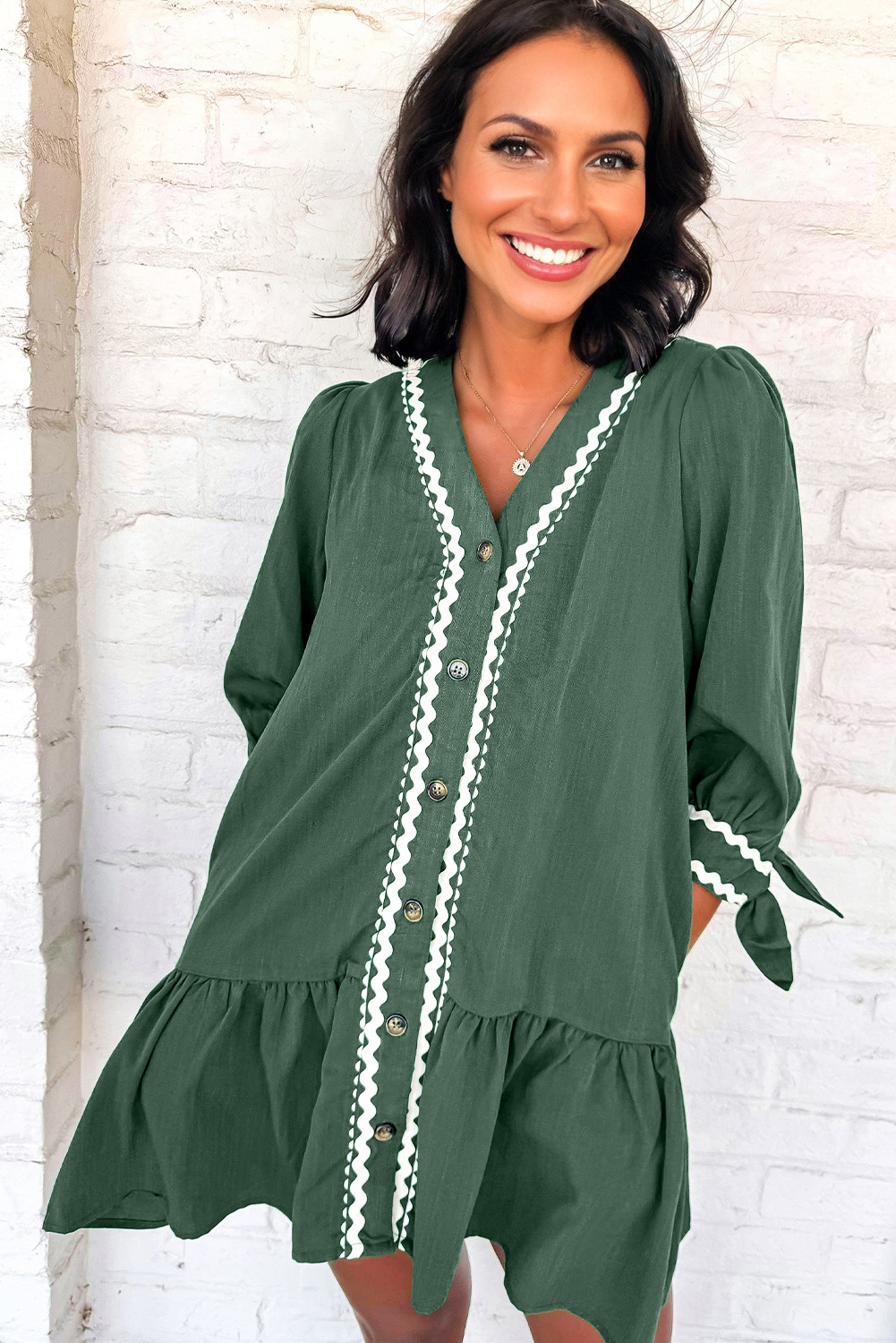 广州对比Ricrac Trim按钮v颈部打结的手镯套筒换衣服 LC6126180