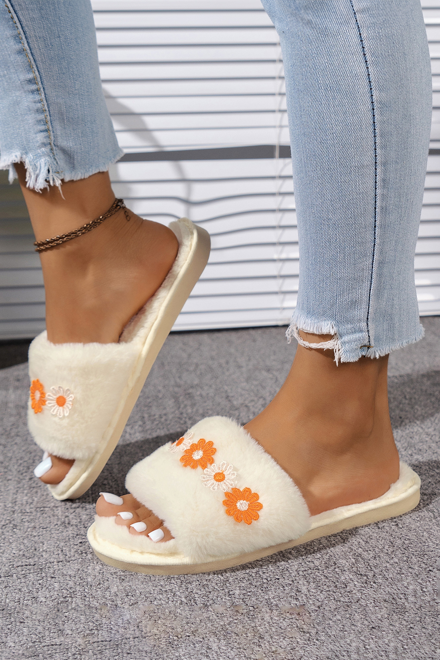 白色可爱雏菊花补丁毛绒露趾家居拖鞋 BH024125