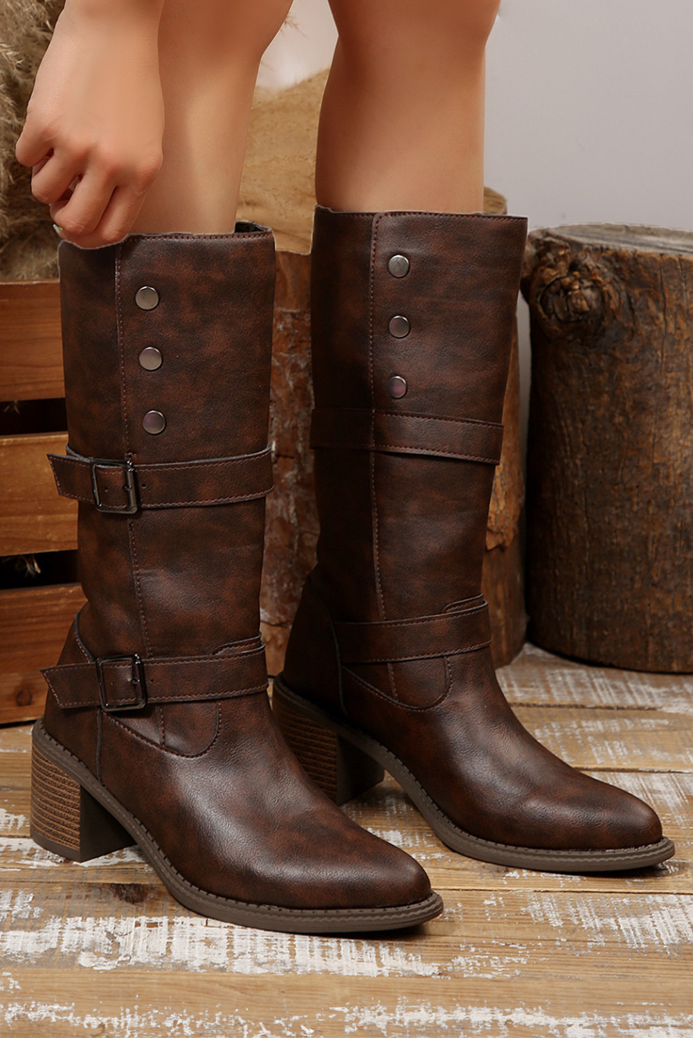 栗色双扣铆钉细节人造皮革粗跟靴子 BH023928