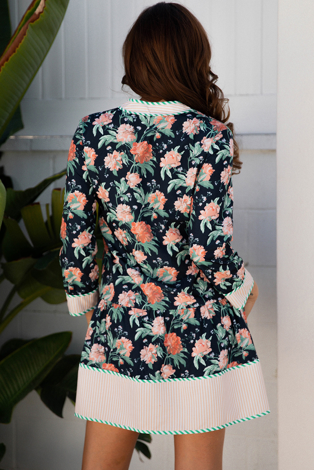 蓝色花卉印花条纹饰边 V 领长袖荷叶边下摆直筒迷你连衣裙 DLM61265546