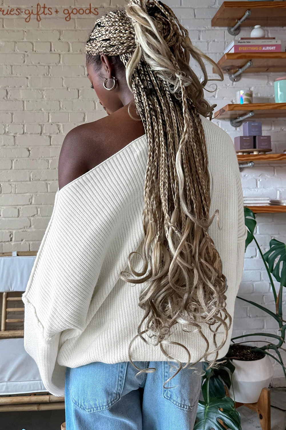 白色不对称领口落肩宽松休闲毛衣 LC2727861