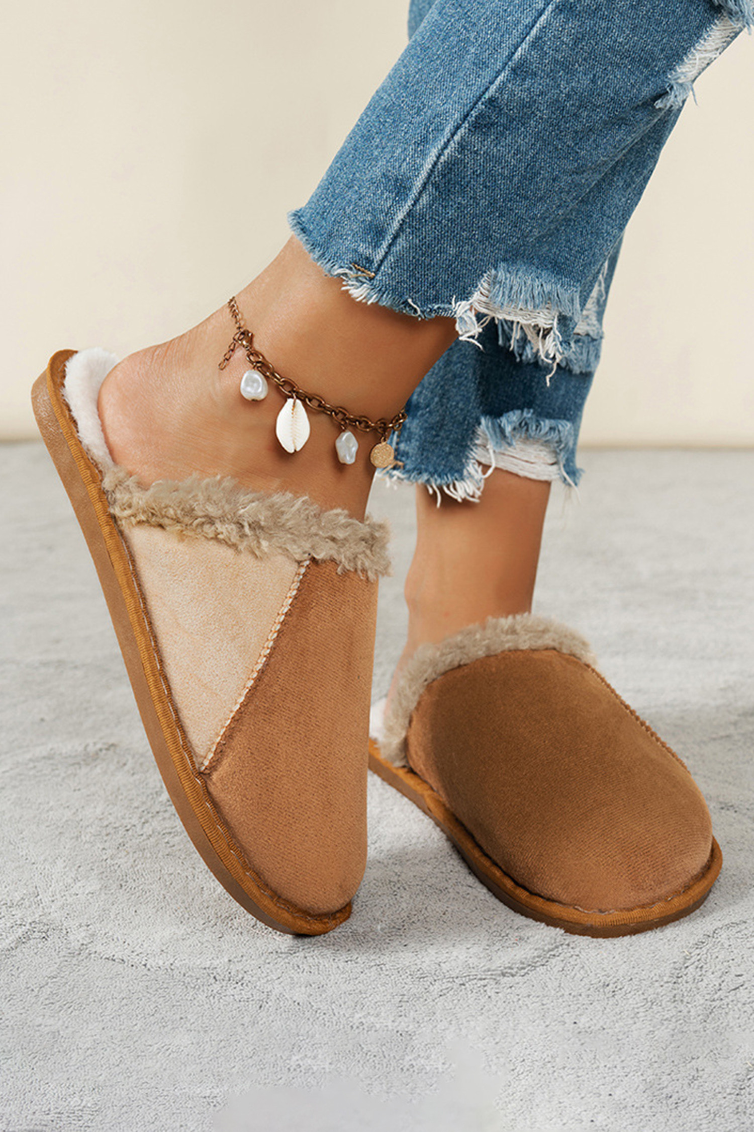 驼色人造绒面革色块拼接夏尔巴毛绒衬里拖鞋 BH024123