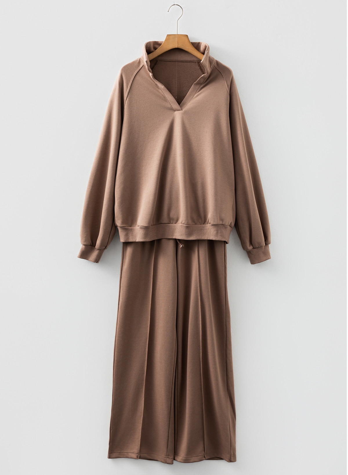 深卡其色 Polo 领 V 领套头衫和抽绳运动裤套装 LC628301