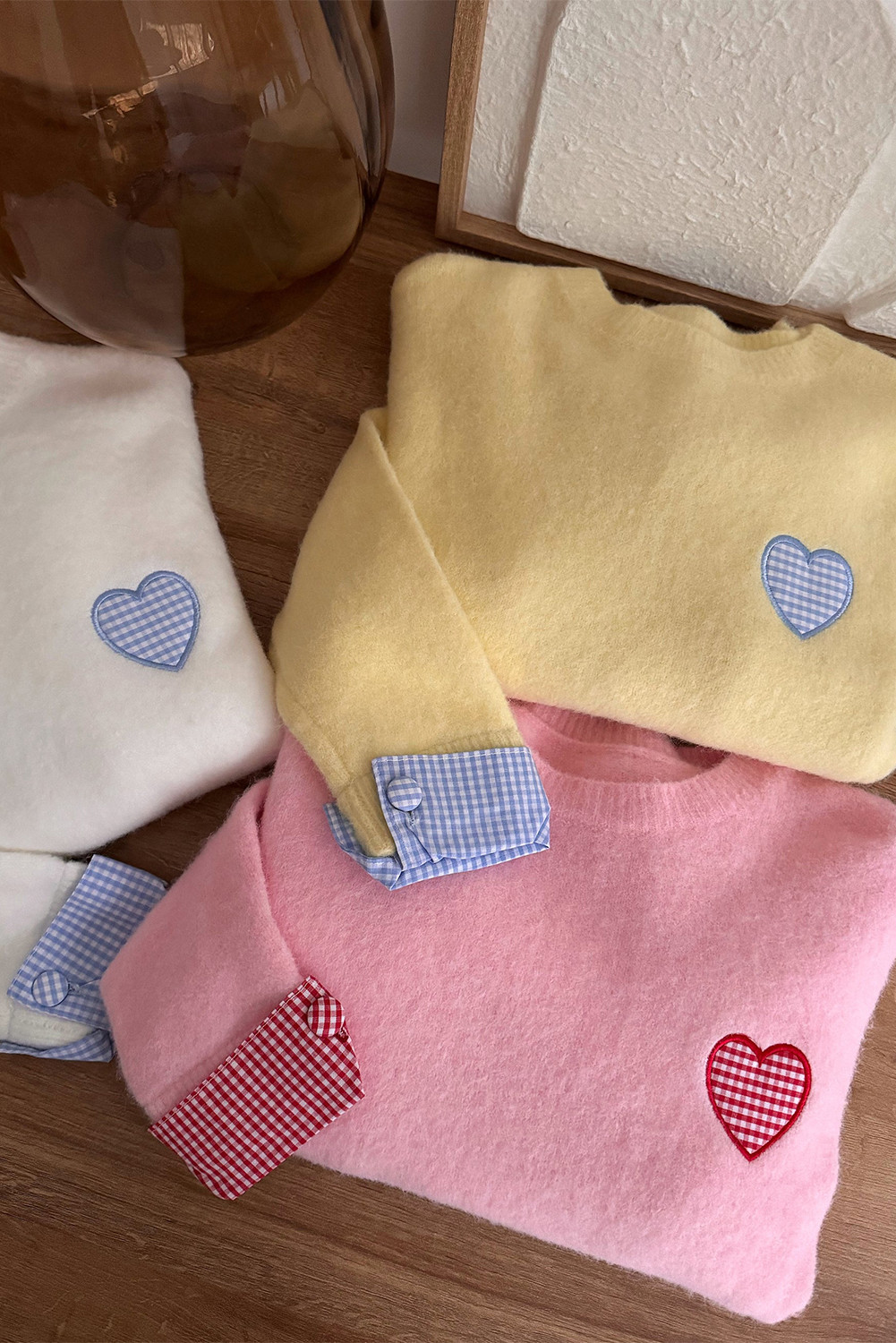 白色格子心形刺绣翻边落肩圆领毛衣 LC2727699