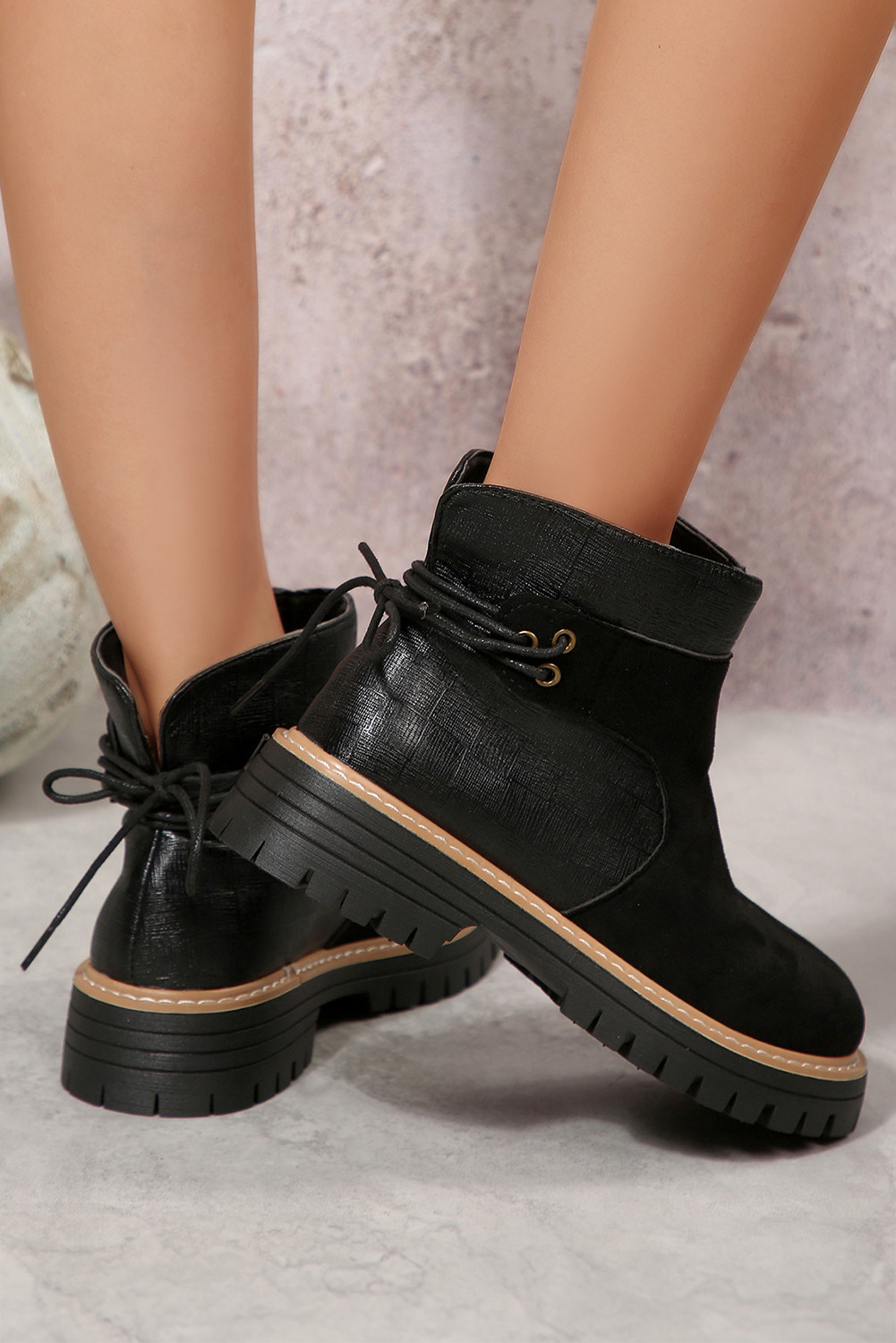 黑色纹理 PU 皮革人造绒面革拼接系带细节靴子 BH023942