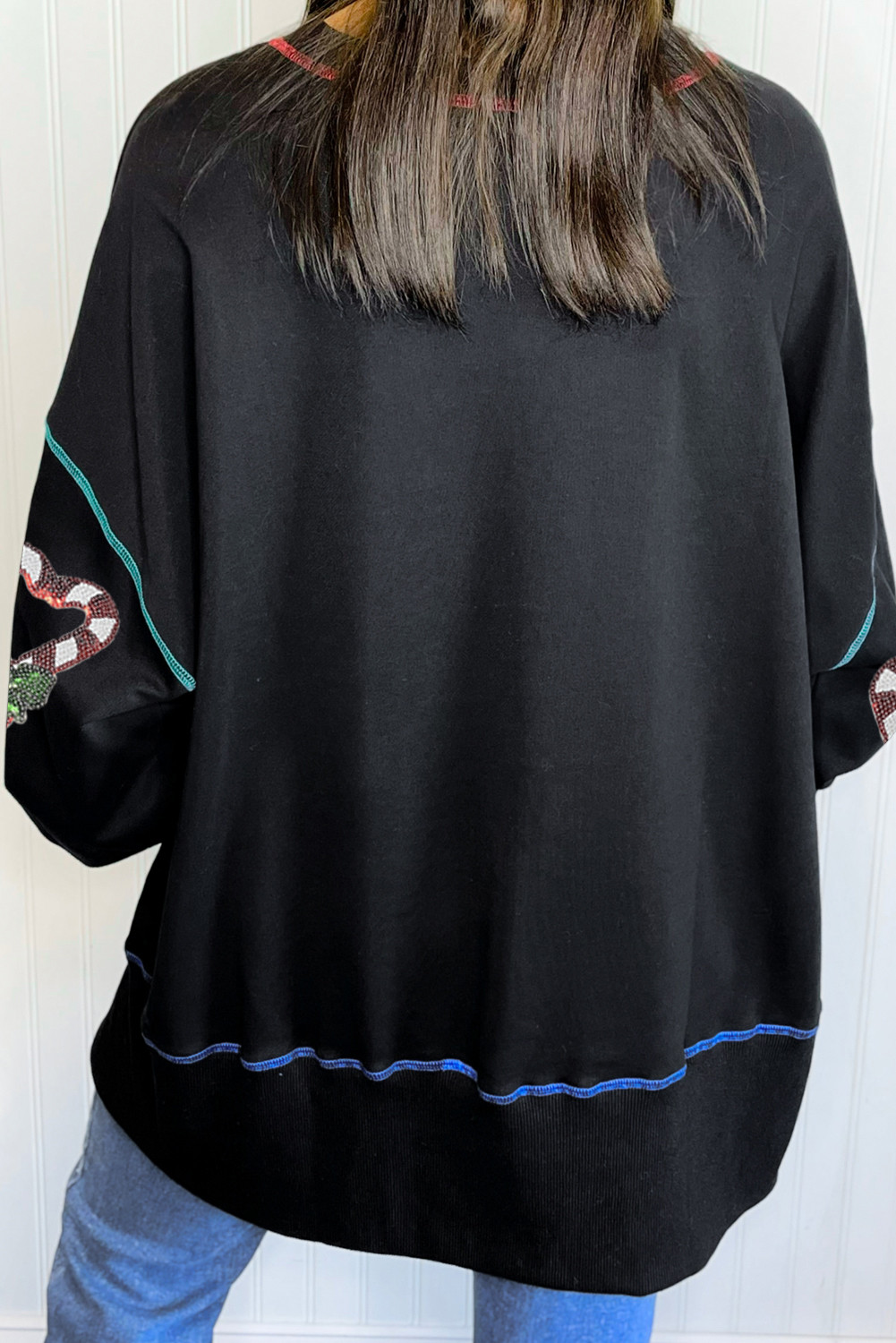 黑色圣诞拐杖糖心形亮片贴片图案撞色接缝宽松运动衫 LC25320907