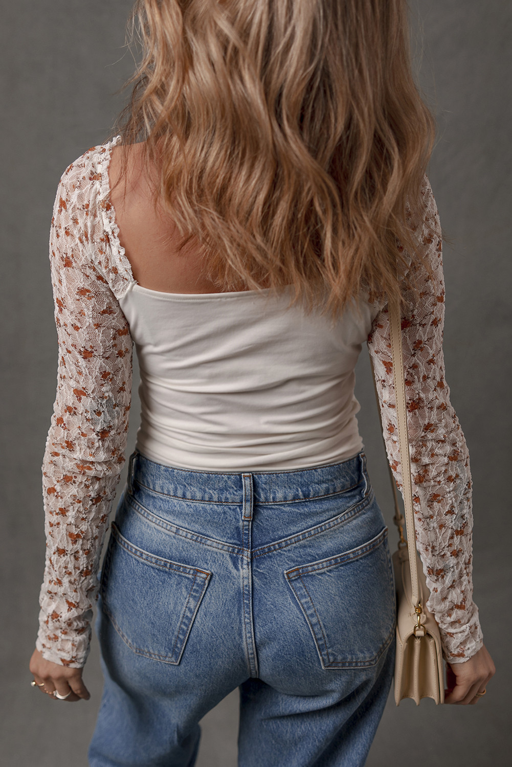 白色碎花蕾丝拼接方领长袖上衣 LC25134052