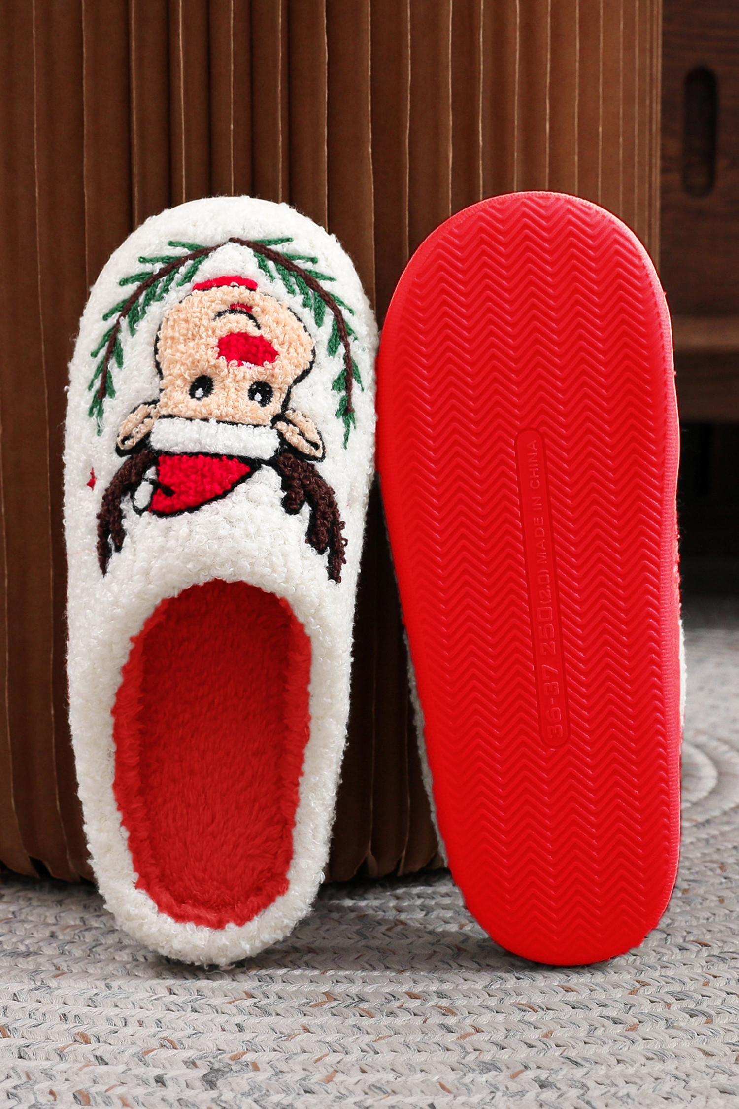 白色 Merry Xmas 不对称图案毛绒家居拖鞋 BH024145