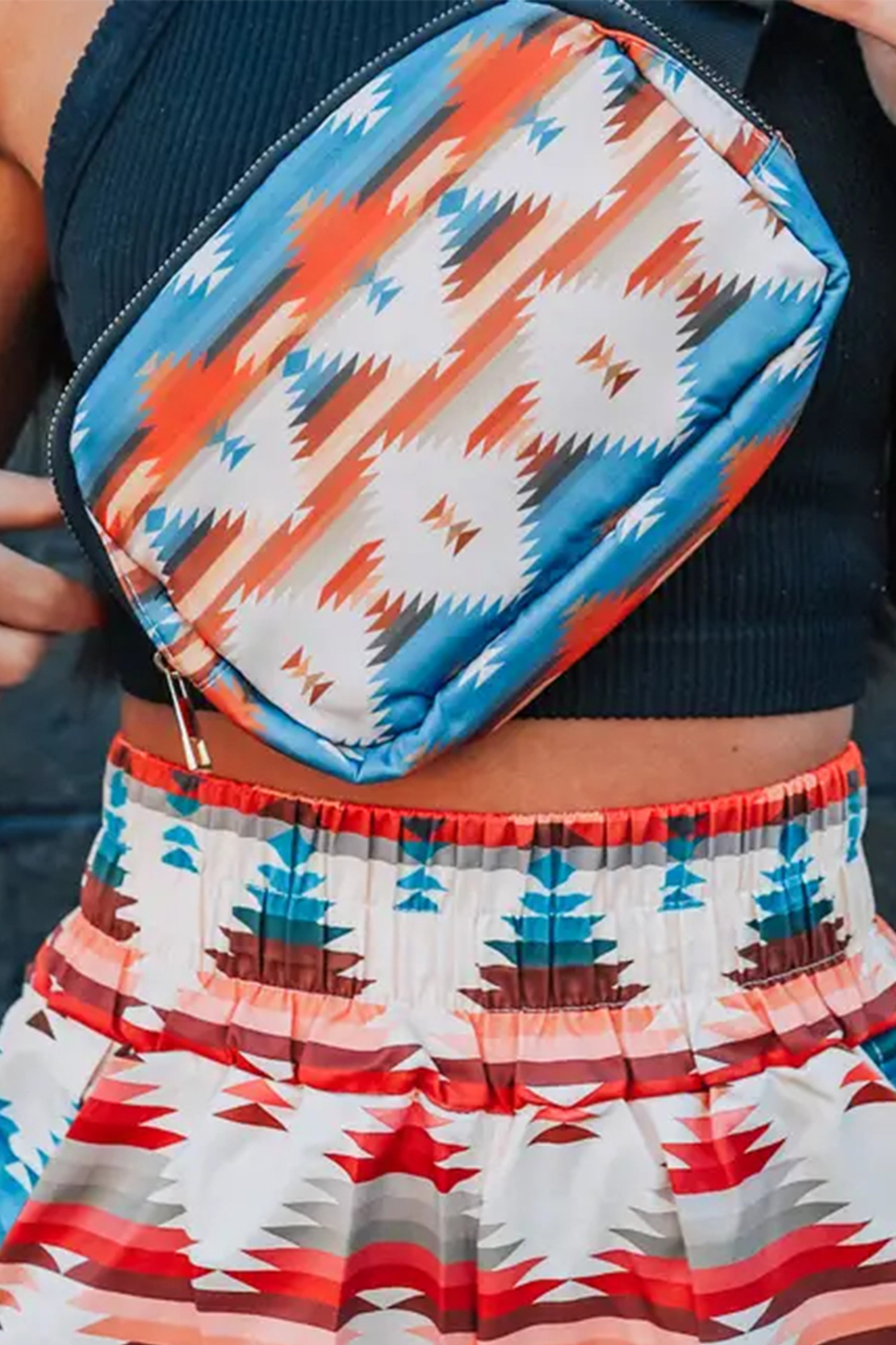 Ashleigh 蓝色西部阿兹特克印花帆布斜挎包 BH031489