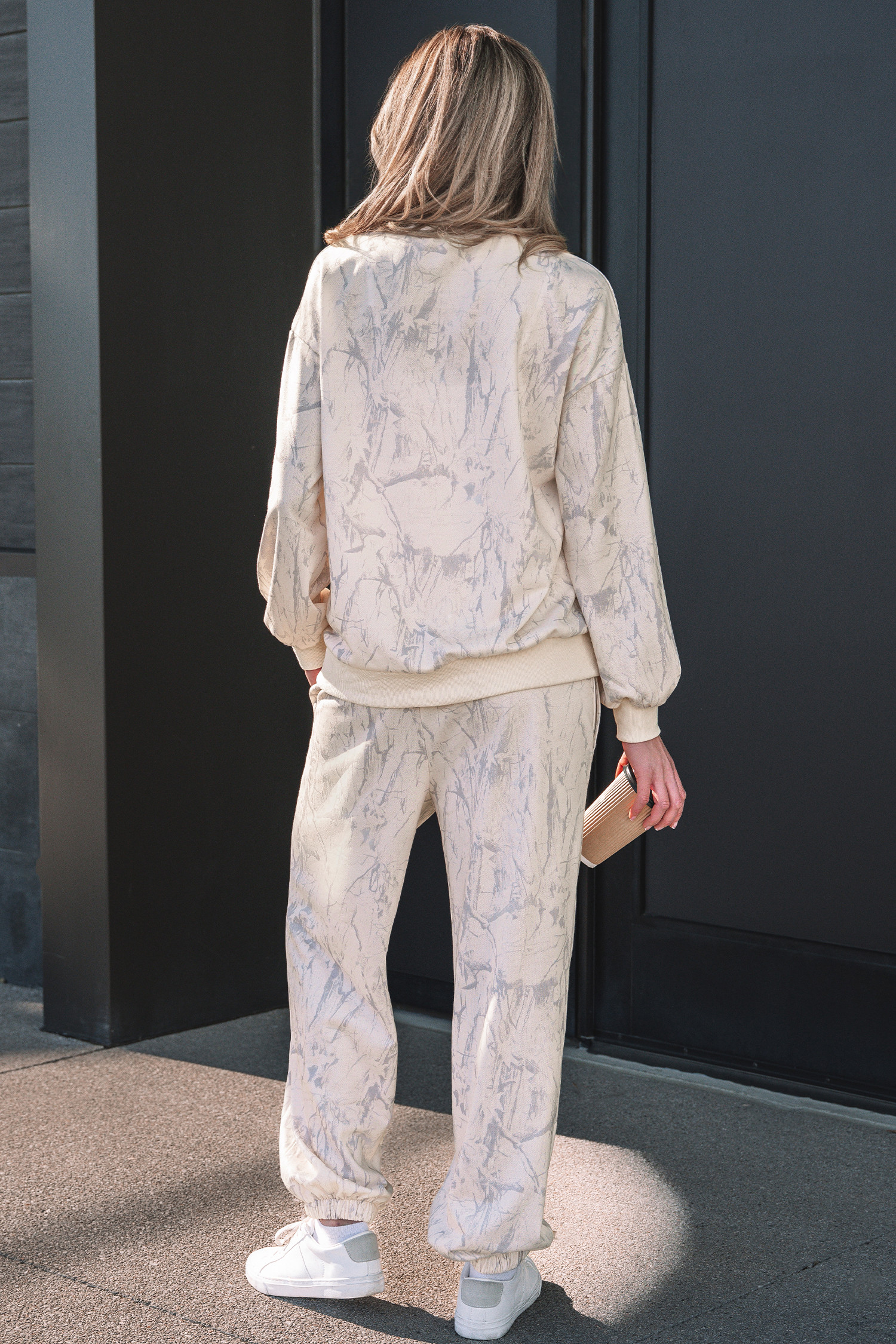 卡其色迷彩印花慢跑裤套装 LC25320571