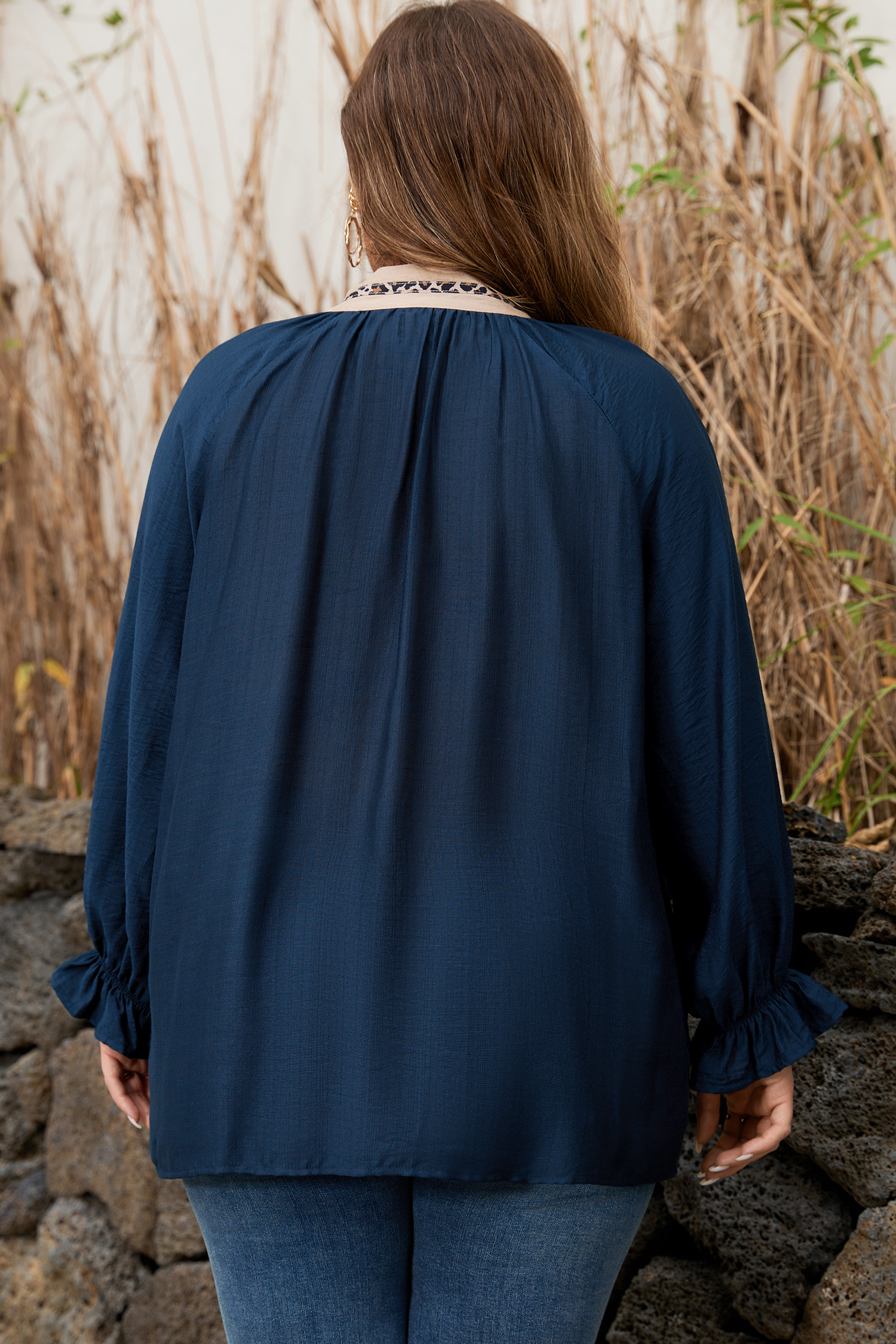 海军蓝色撞色豹纹拼布领加大码长荷叶边袖衬衫 PL2514738