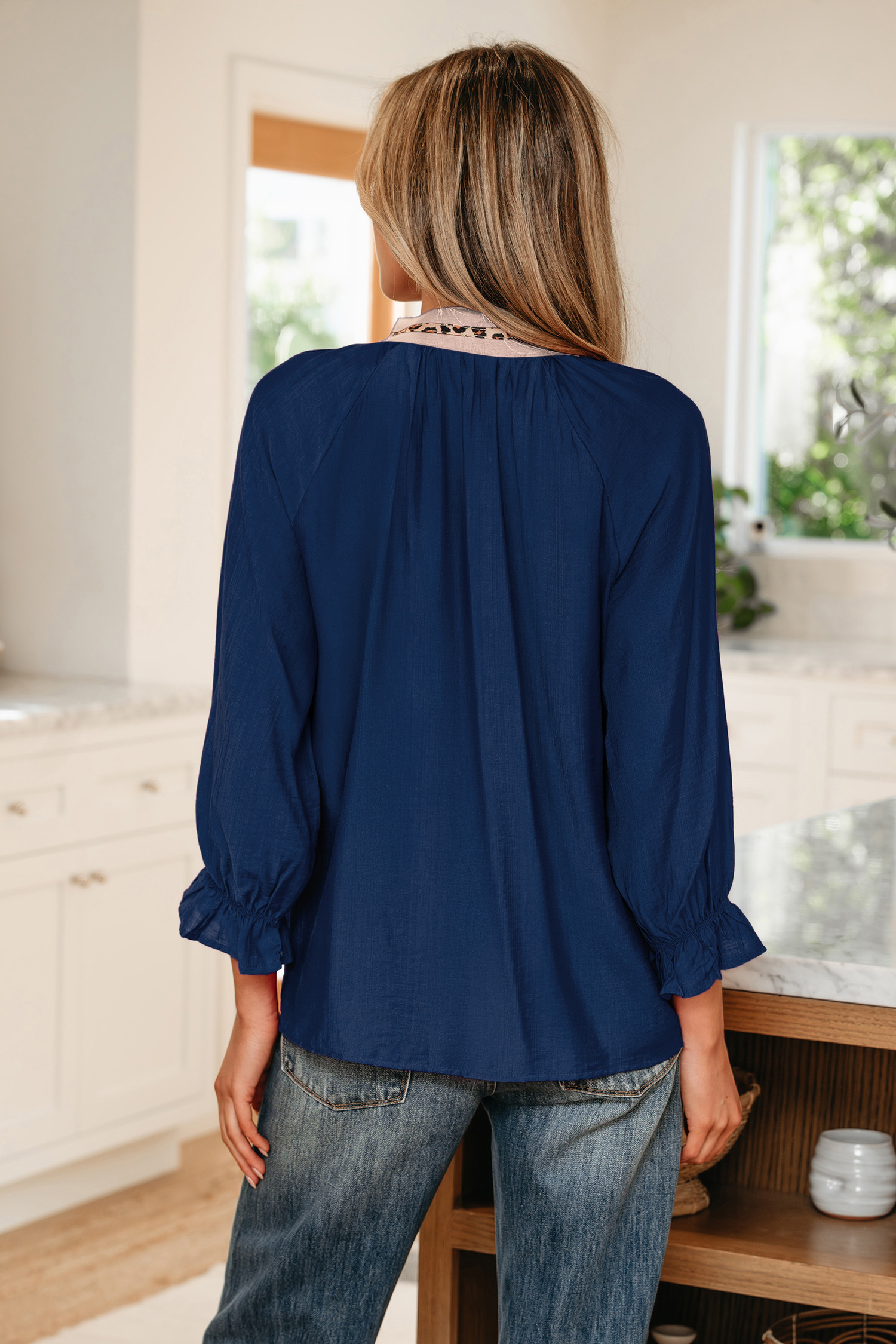 脏蓝豹纹 V 领荷叶边手镯袖衬衫 LC25134599