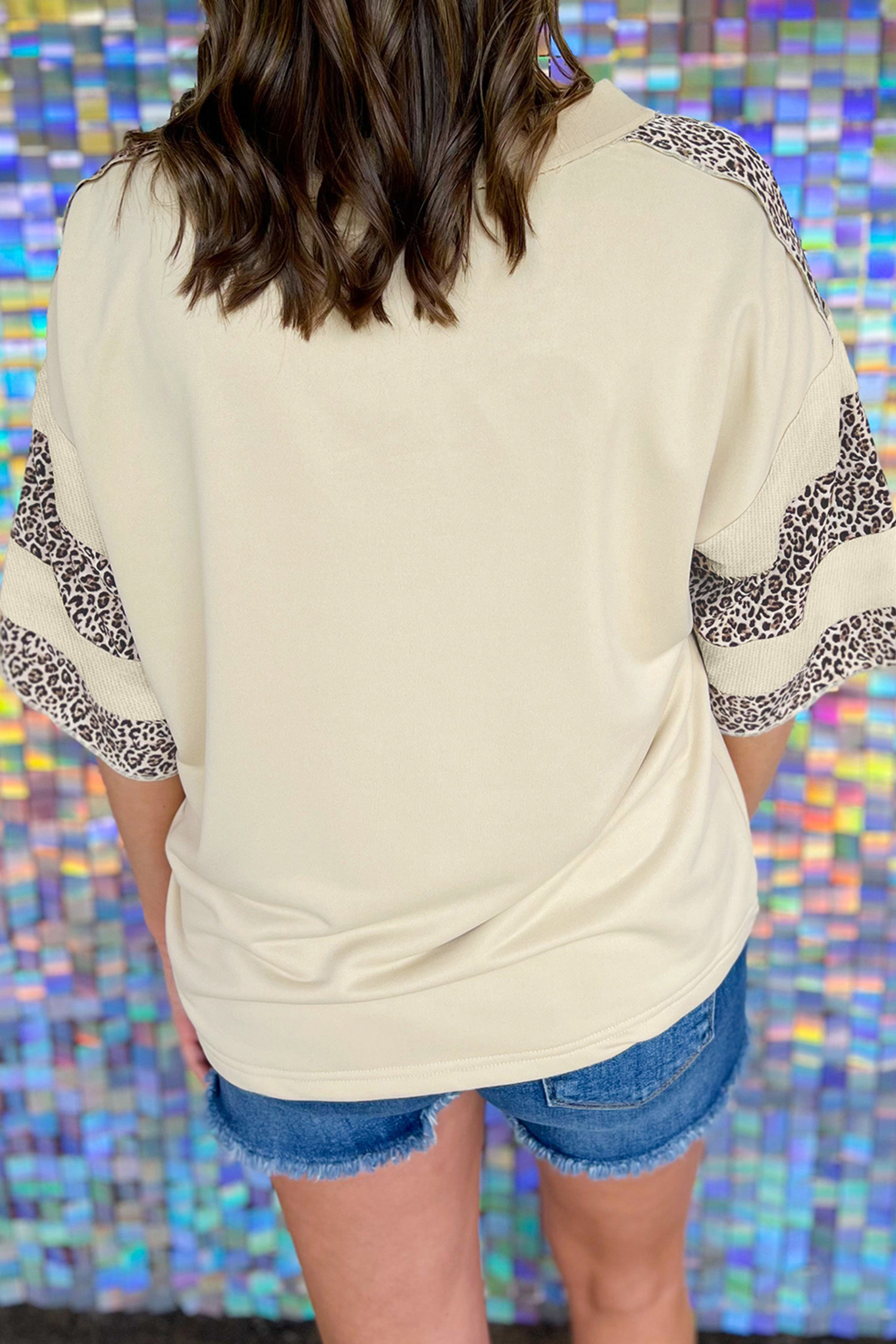 杏色V领露缝豹纹拼色半袖上衣 PL2514994