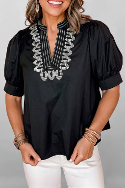 黑色短泡泡袖撞色刺绣细节 V 领衬衫