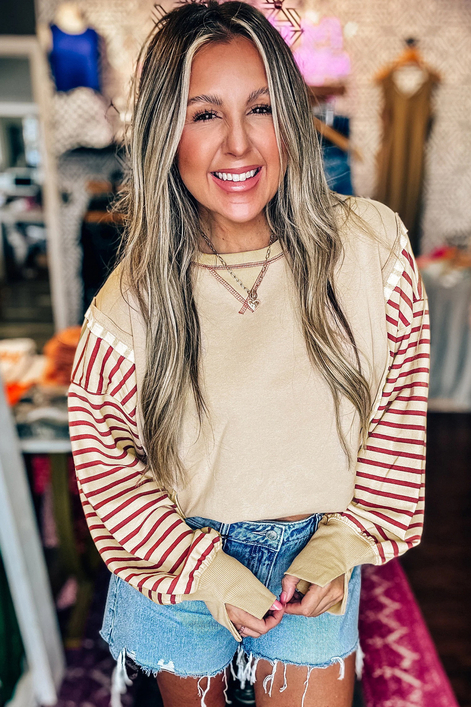 红色条纹袖拼布休闲针织上衣 LC25135140