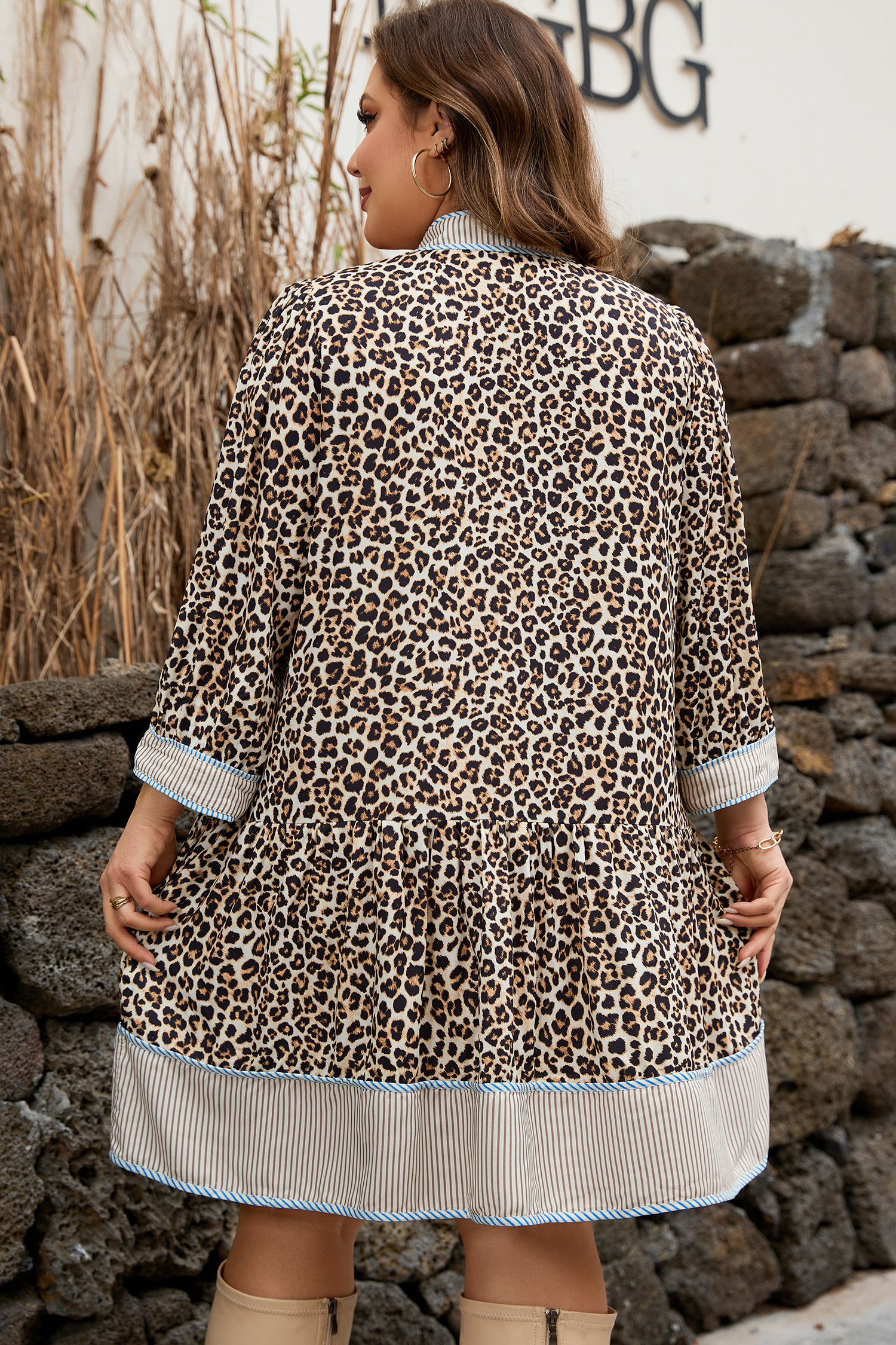 卡其色大码豹纹条纹 V 领低腰长袖迷你连衣裙 LC6126718