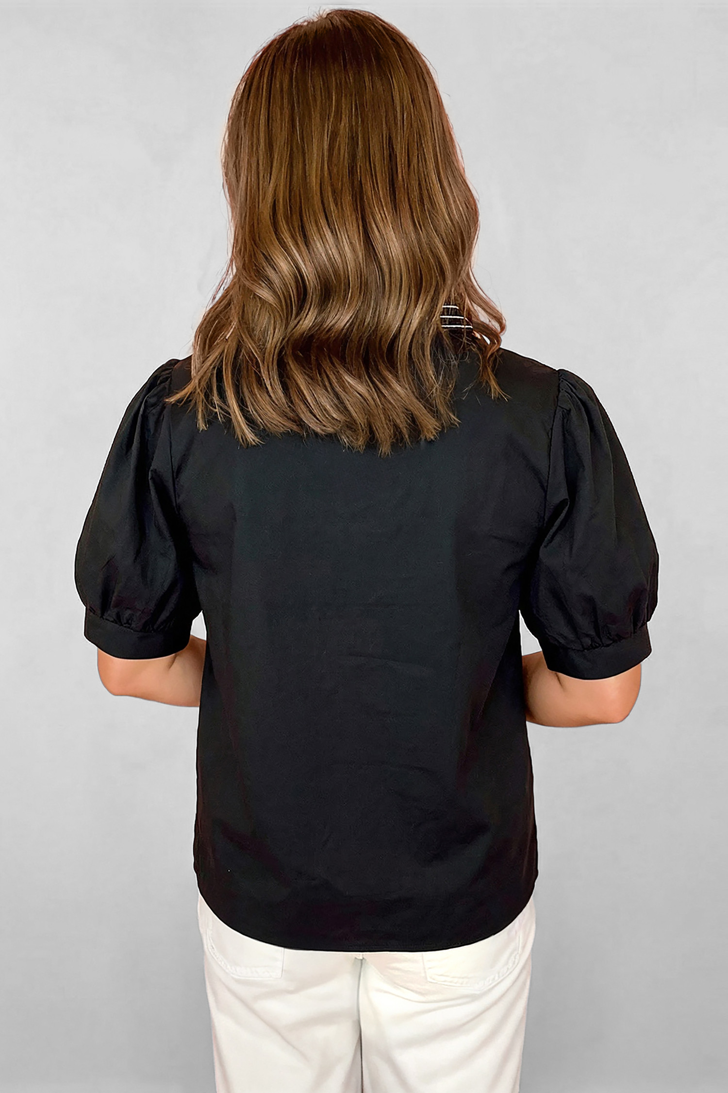 黑色短泡泡袖撞色刺绣细节 V 领衬衫 LC25134640