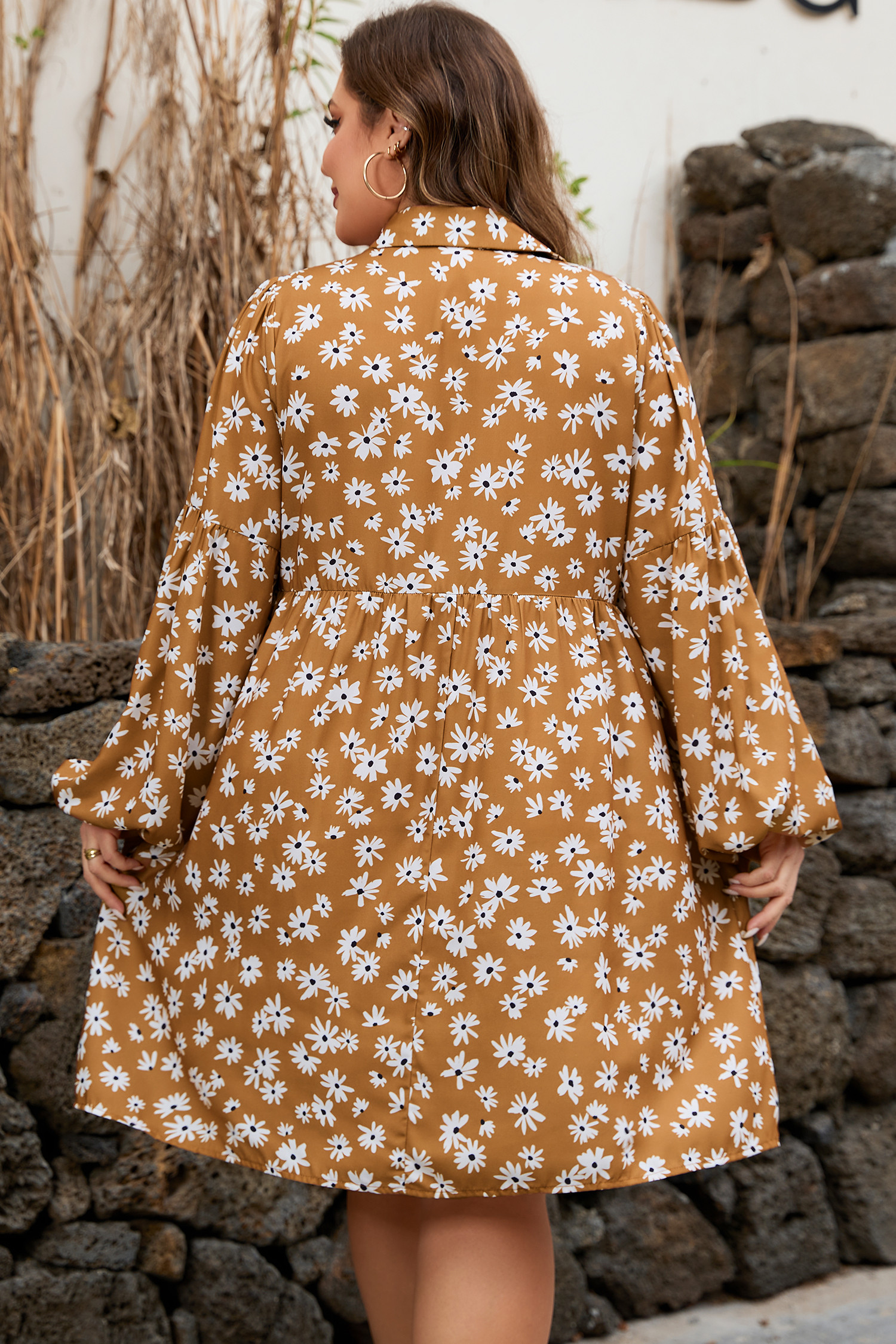 卡其色大码雏菊花卉印花纽扣开叉领泡泡袖连衣裙 PL613201