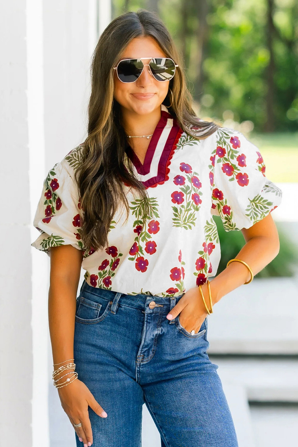 白色碎花短泡泡袖撞色开衩领口衬衫 LC25134665