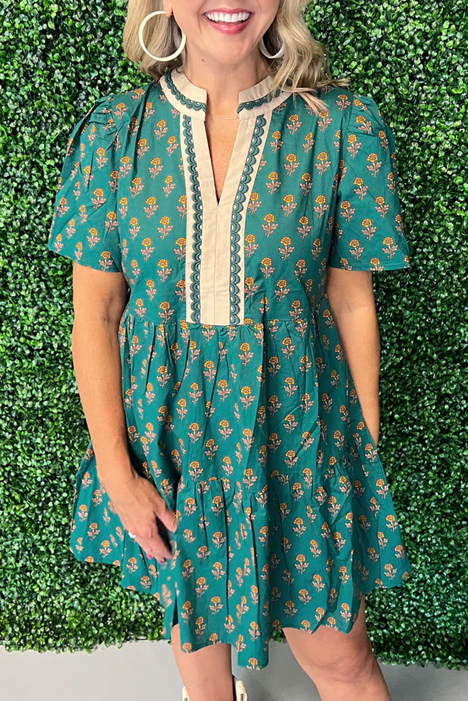 绿色撞色 V 领短袖碎花连衣裙 LC6127208