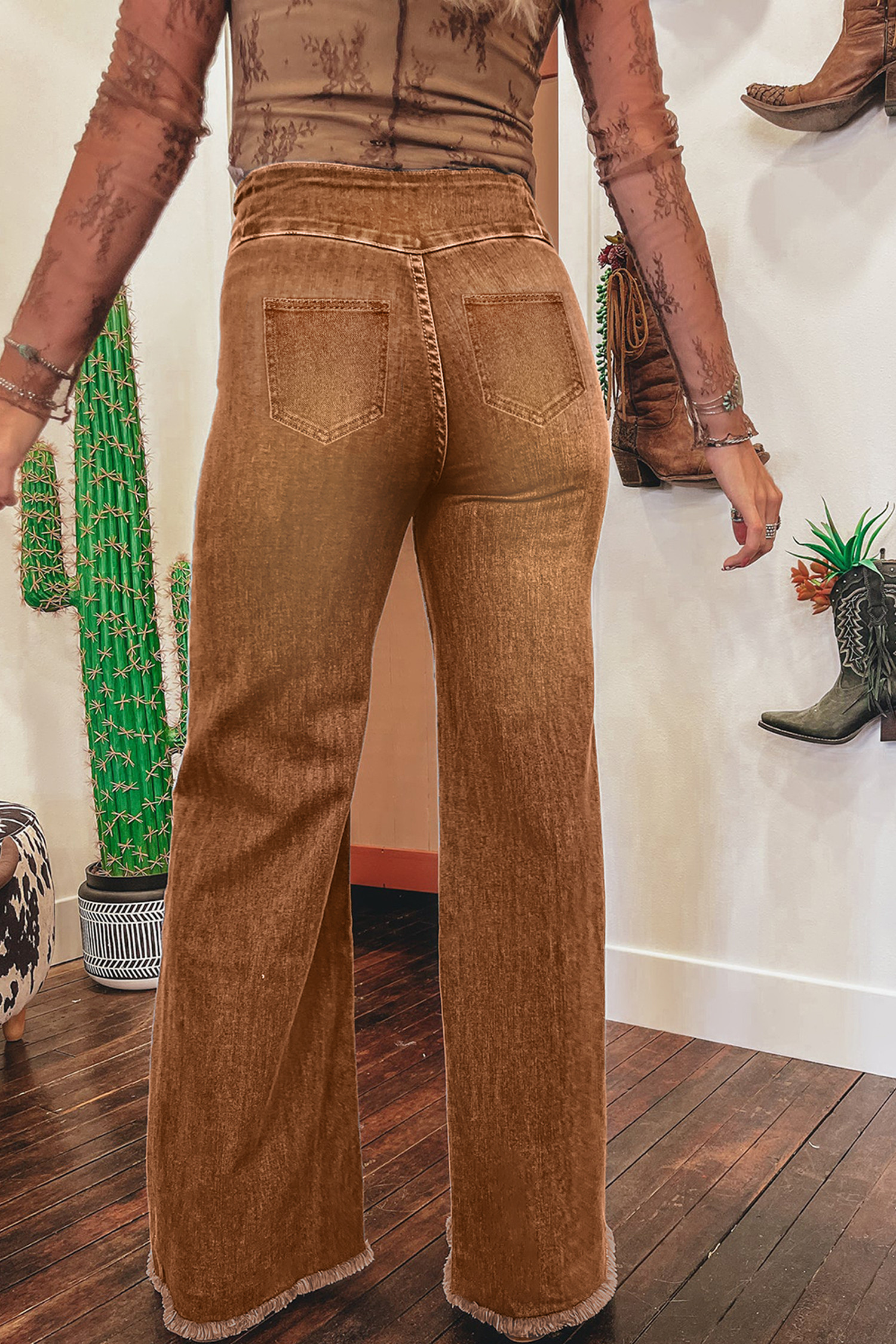 咖啡色高腰纽扣门襟接缝毛边下摆喇叭牛仔裤 LC7875225