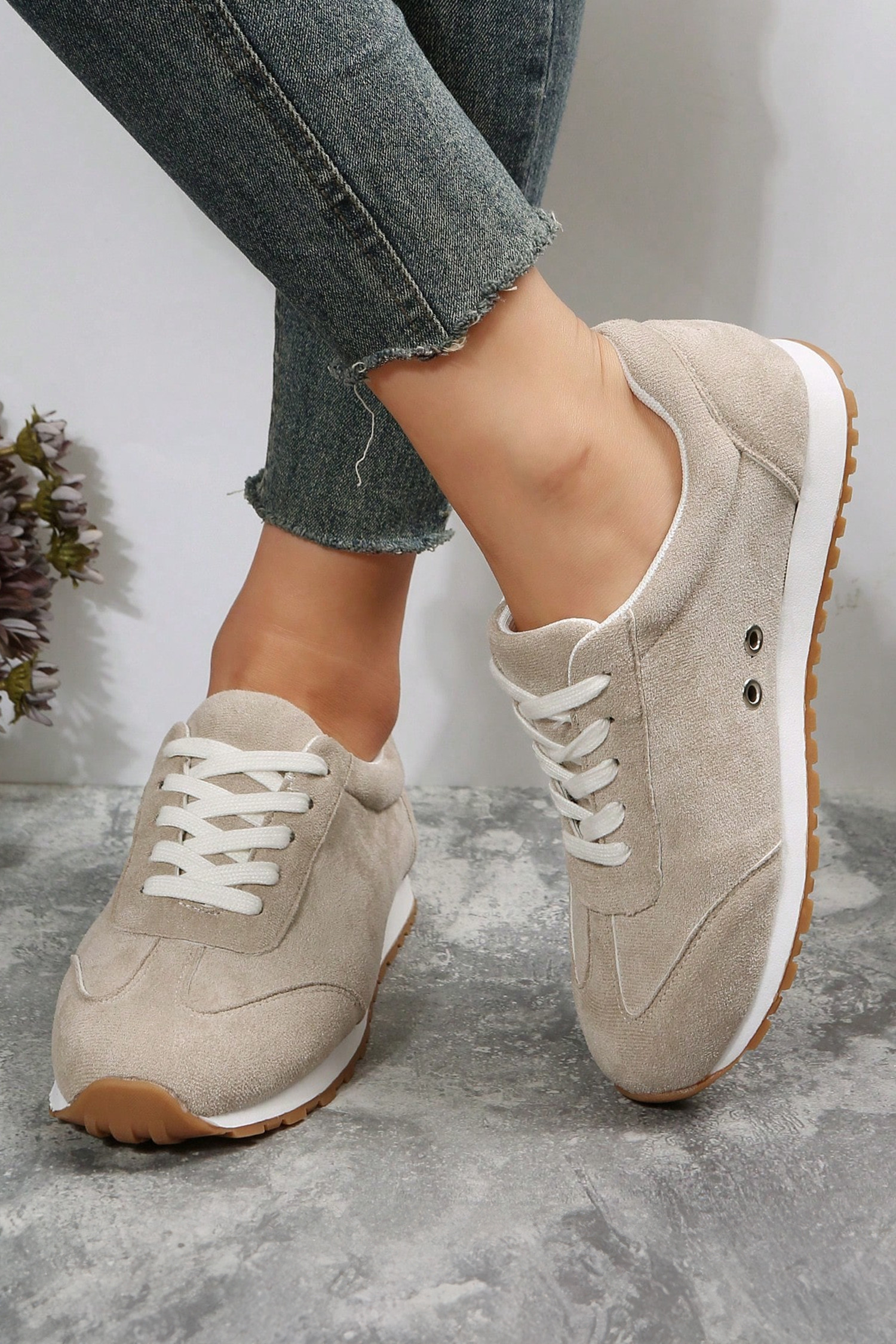 灰色仿绒面革扣环细节系带运动鞋 BH024176