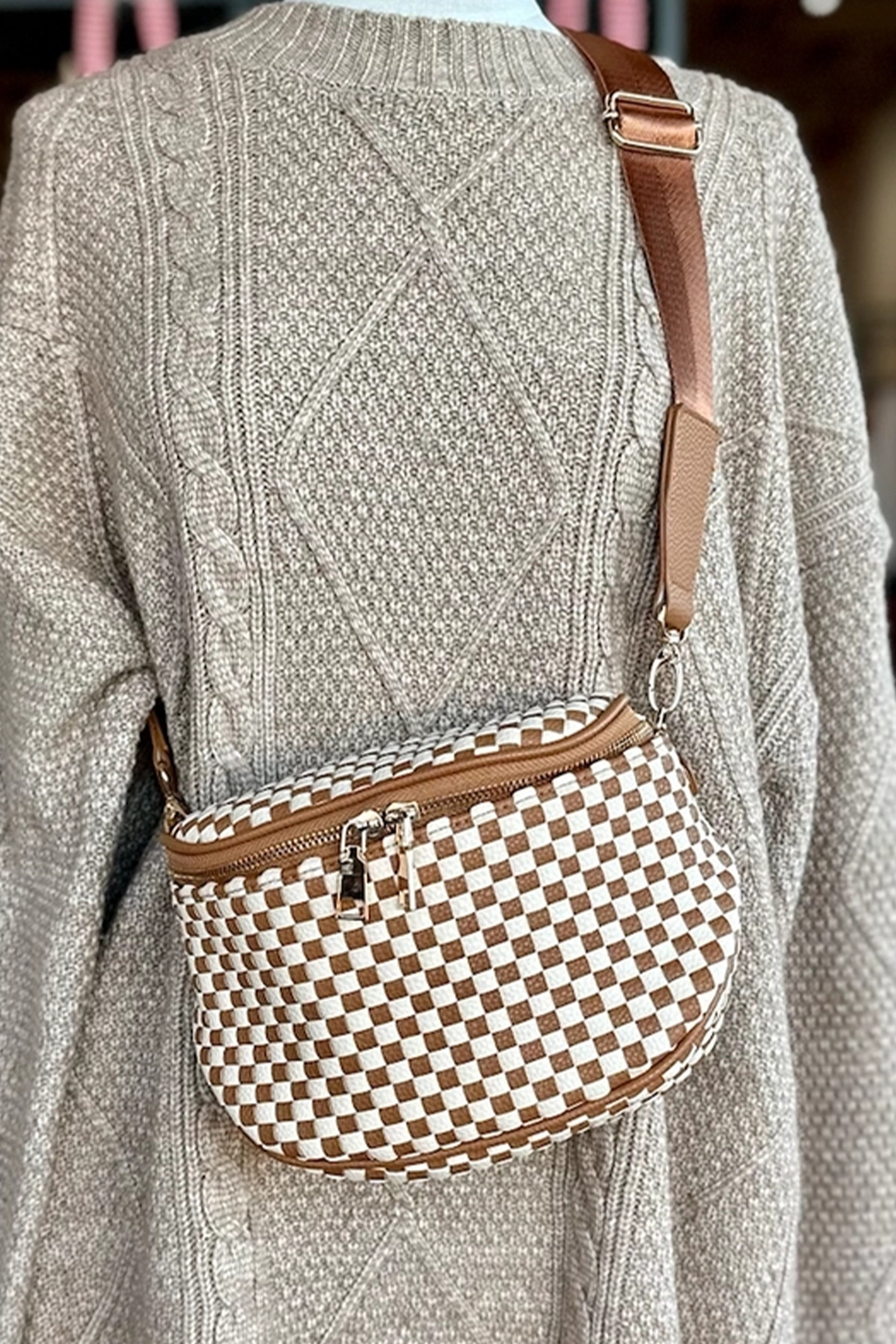 草黄色棋盘格编织拉链斜挎包 BH031563