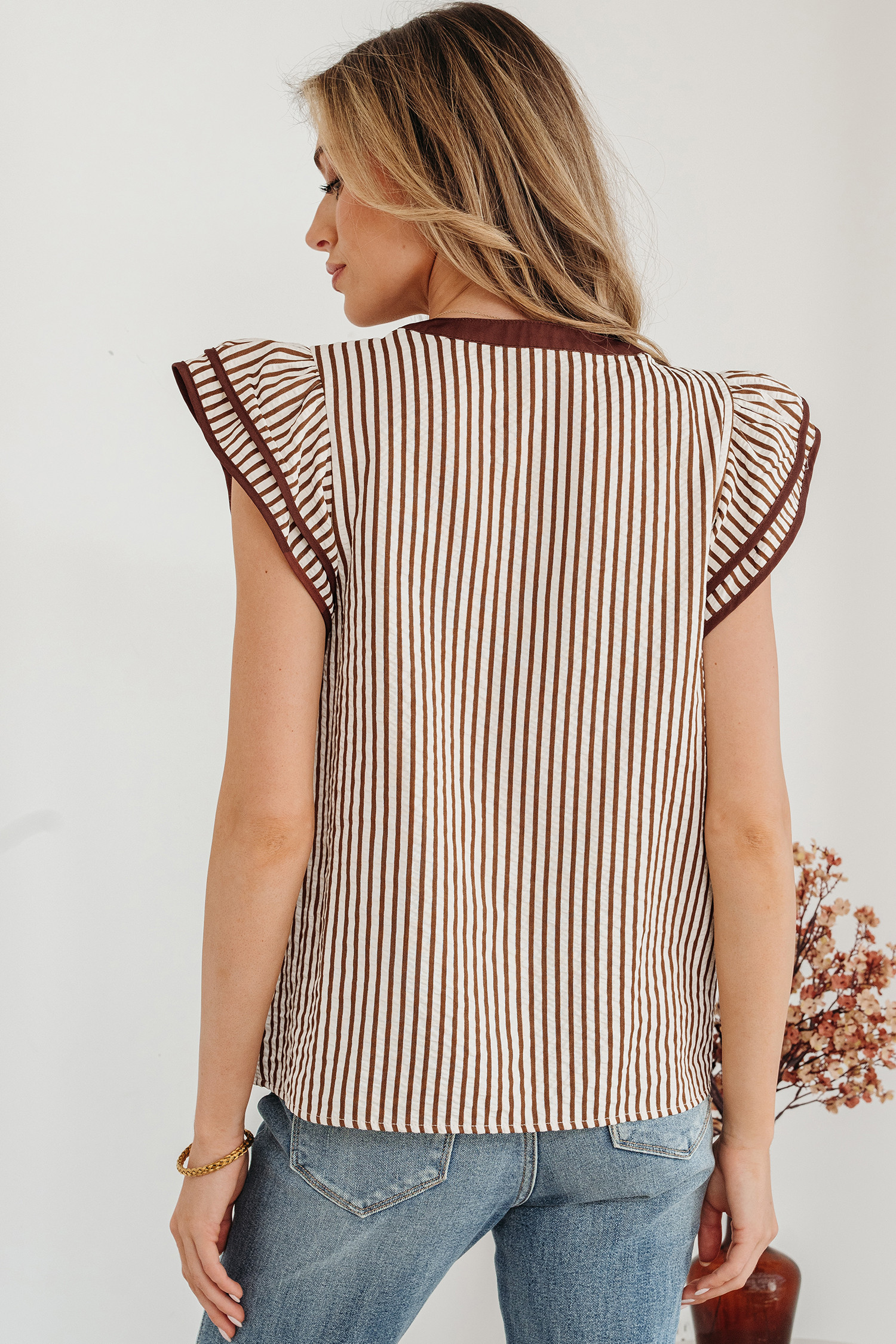 卡其色条纹双荷叶边短袖 V 领衬衫 DLM6126727