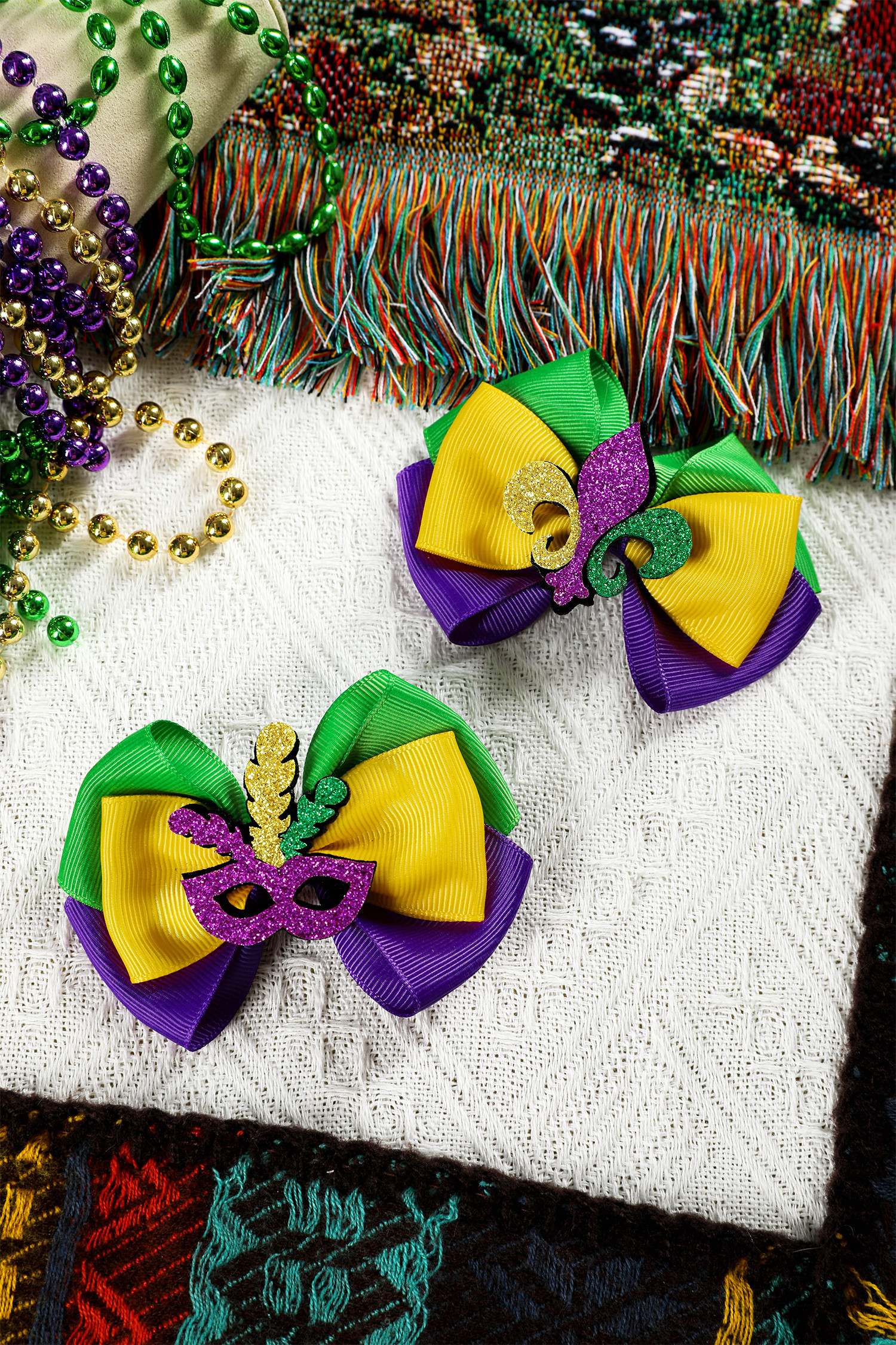 黄色闪亮 Fleur De Lis 狂欢节面具 1 对 Mardi 蝴蝶结发夹 BH043690