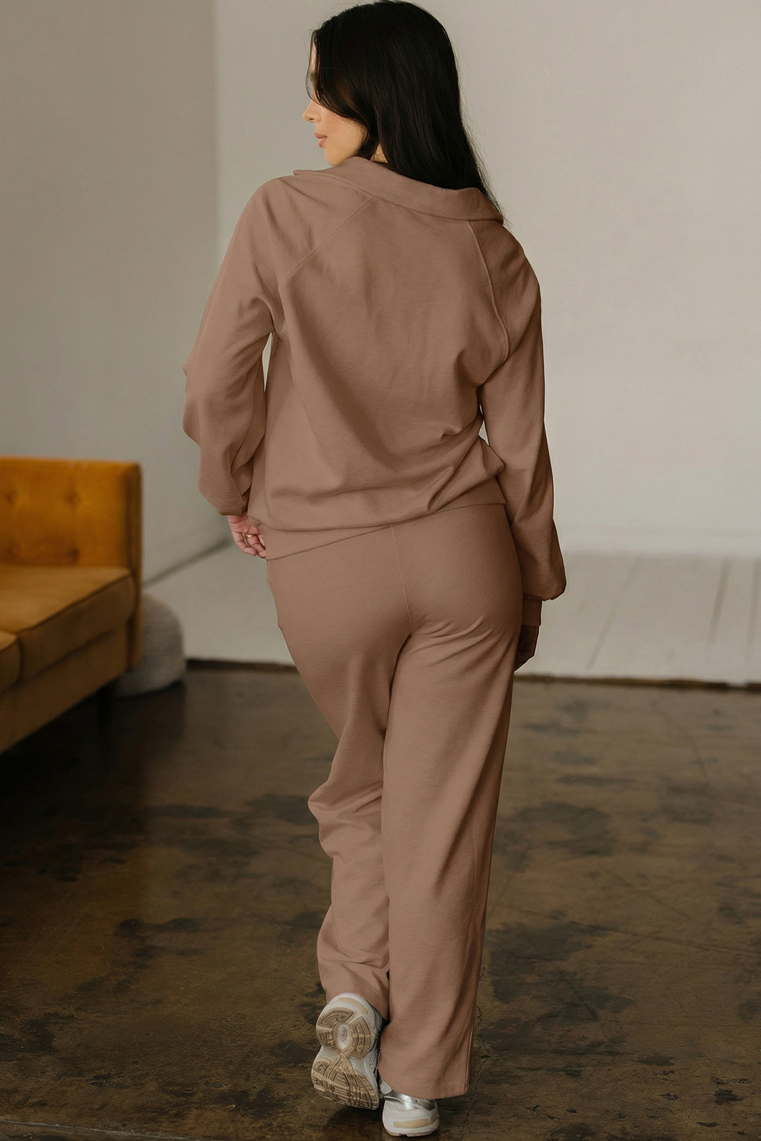 深卡其色 Polo 领 V 领套头衫和抽绳运动裤套装 LC628301