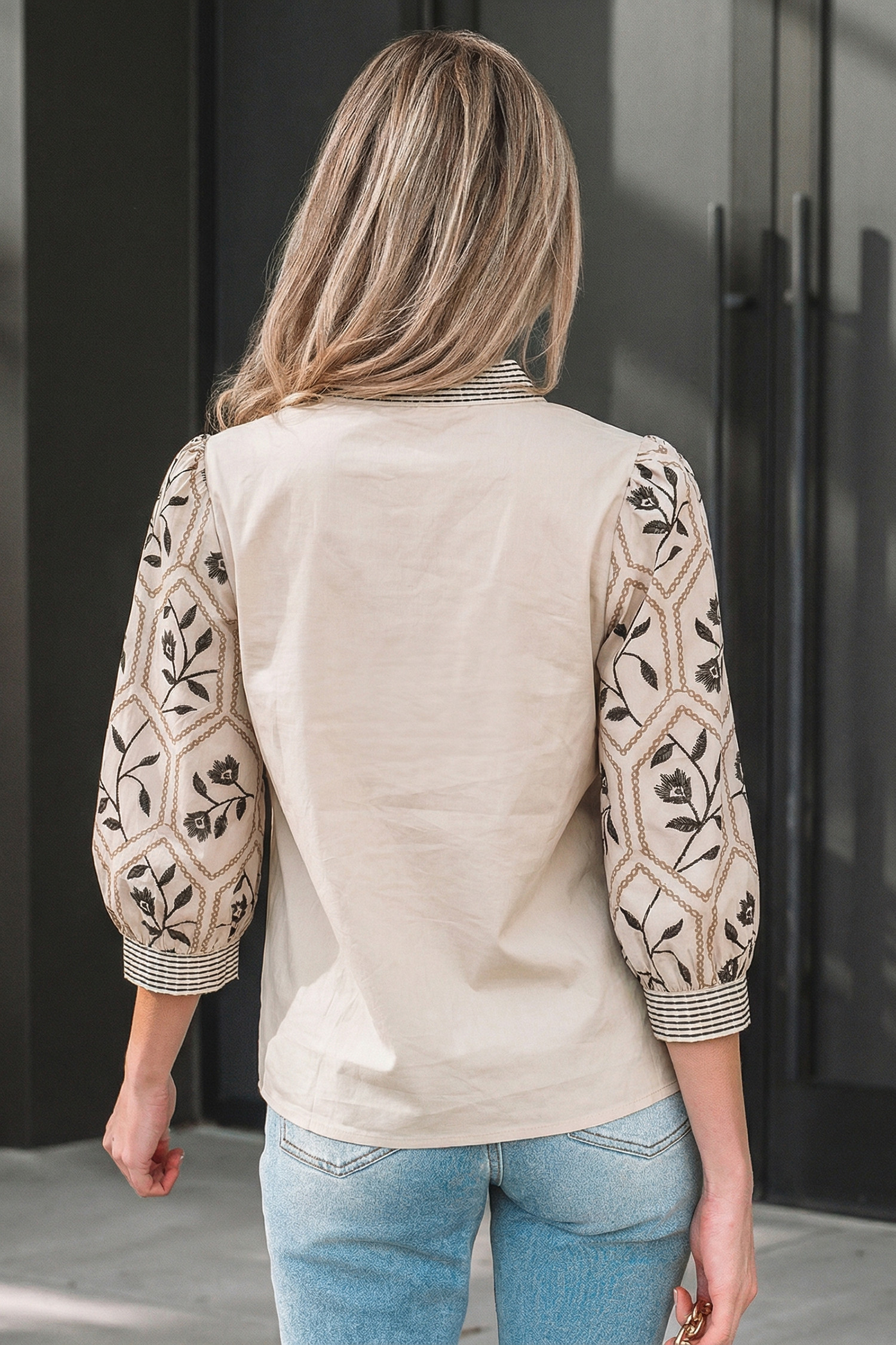 白色花卉泡泡袖撞色 V 领拼布衬衫 LC25135052