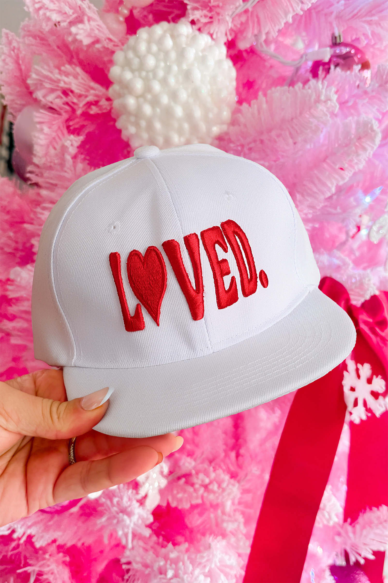 白色 LOVED 定制刺绣情人节棒球帽 BH043316