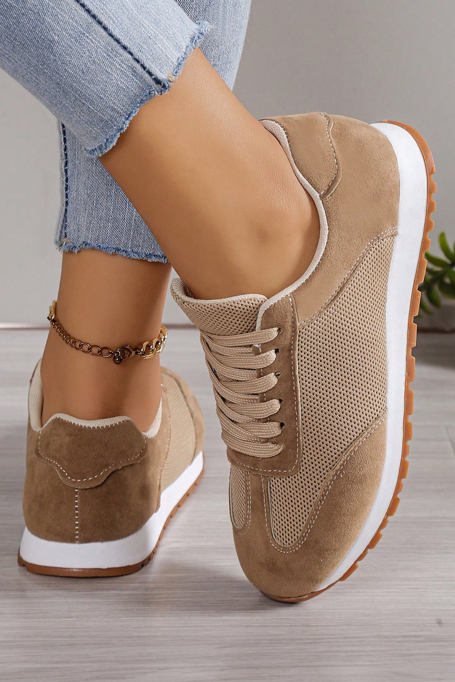 米色人造绒面革透气网布拼接系带运动鞋 BH024159