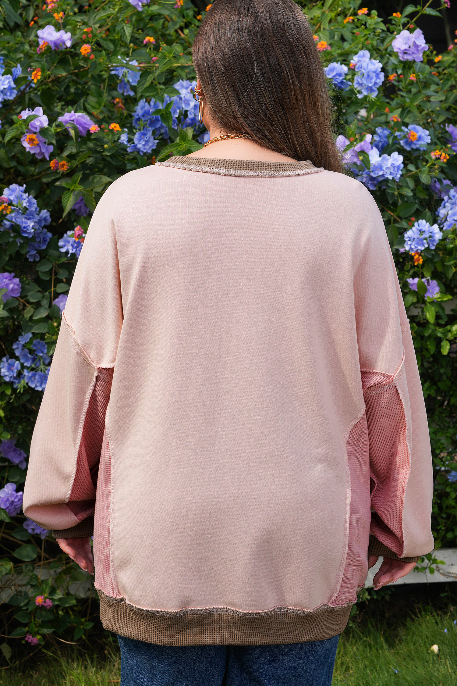 浅粉色加拼色华夫格拼布露缝宽松卫衣 LC25320042