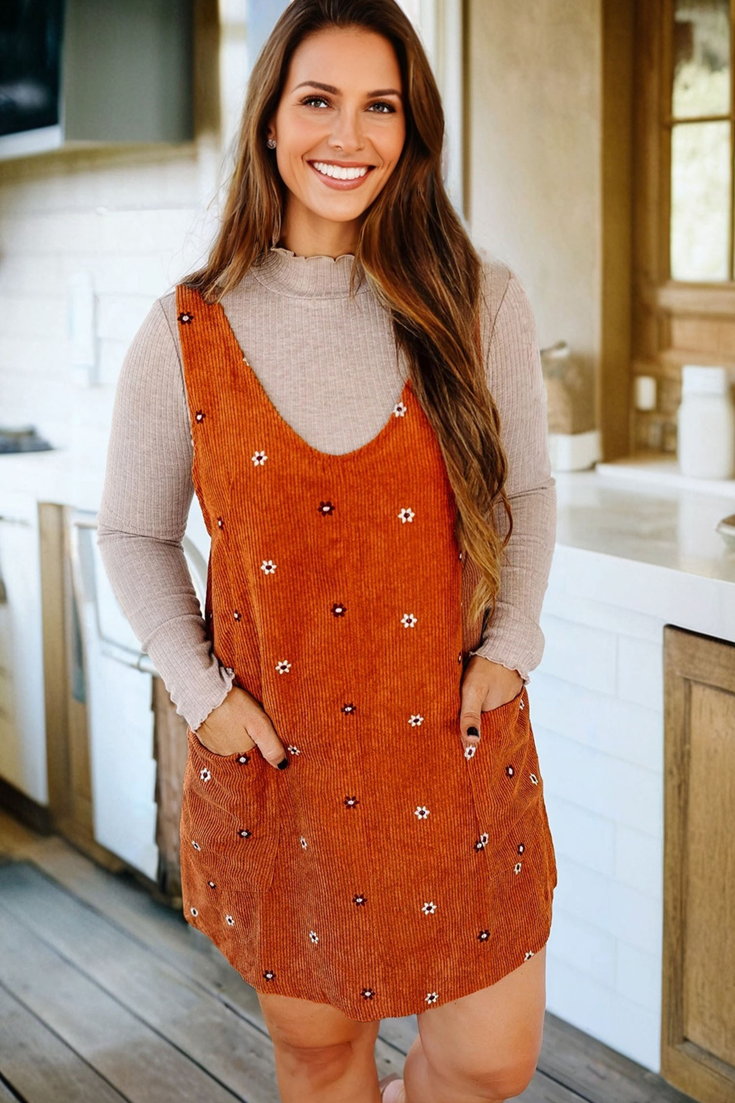 金色火焰花朵刺绣灯芯绒背带式迷你连衣裙 LC6126758