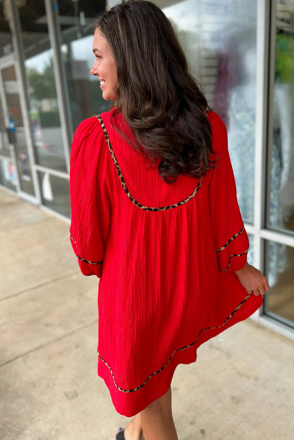 火红色纹理 V 领豹纹撞色长袖直筒迷你连衣裙 LC25134545