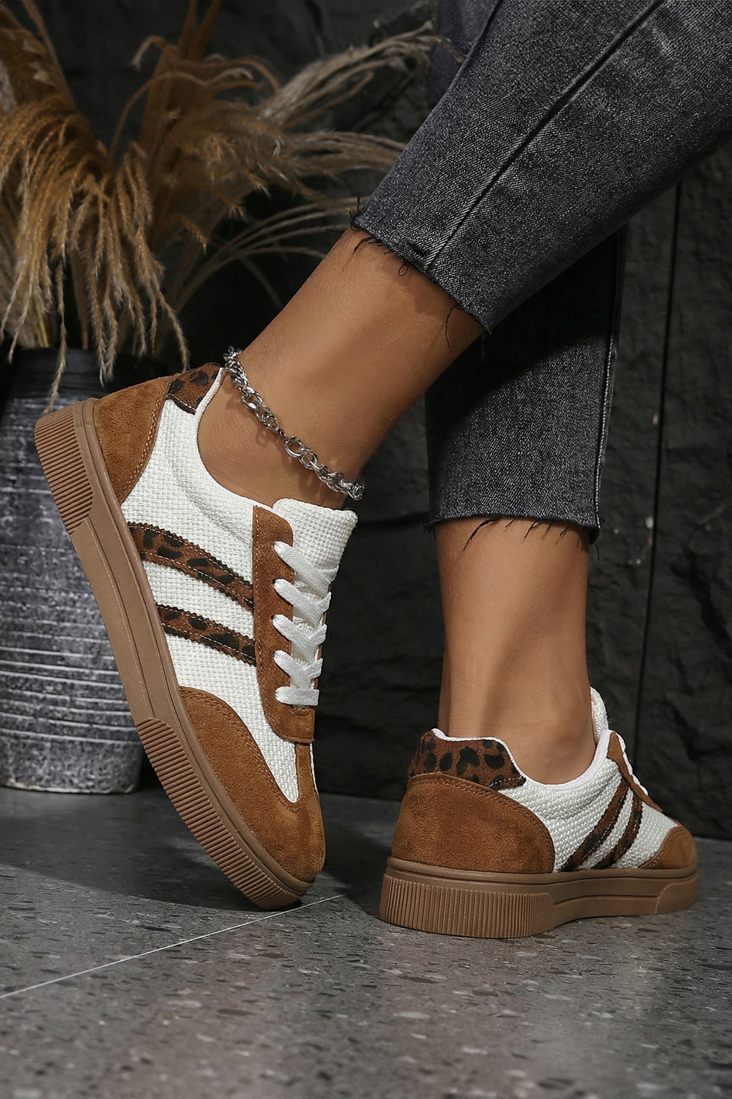 咖啡色纹理梭织 PU 皮革豹纹拼接平底运动鞋 BH024068