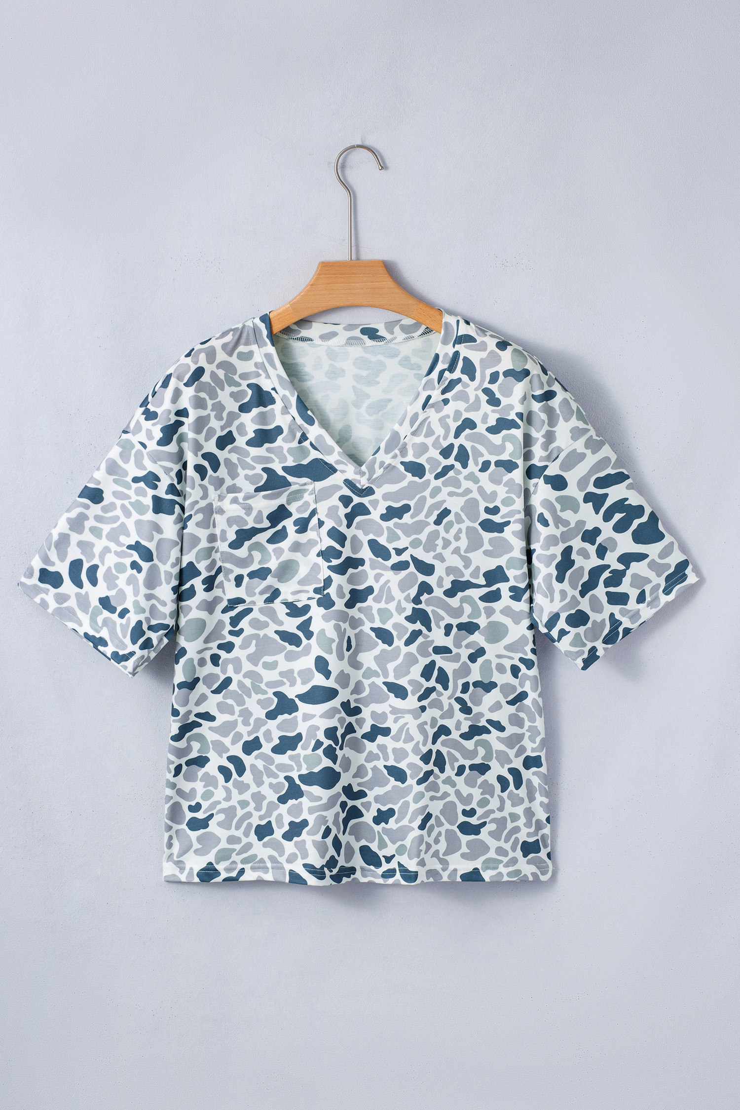 灰色迷彩印花单胸袋 V 领 T 恤 LC25320797