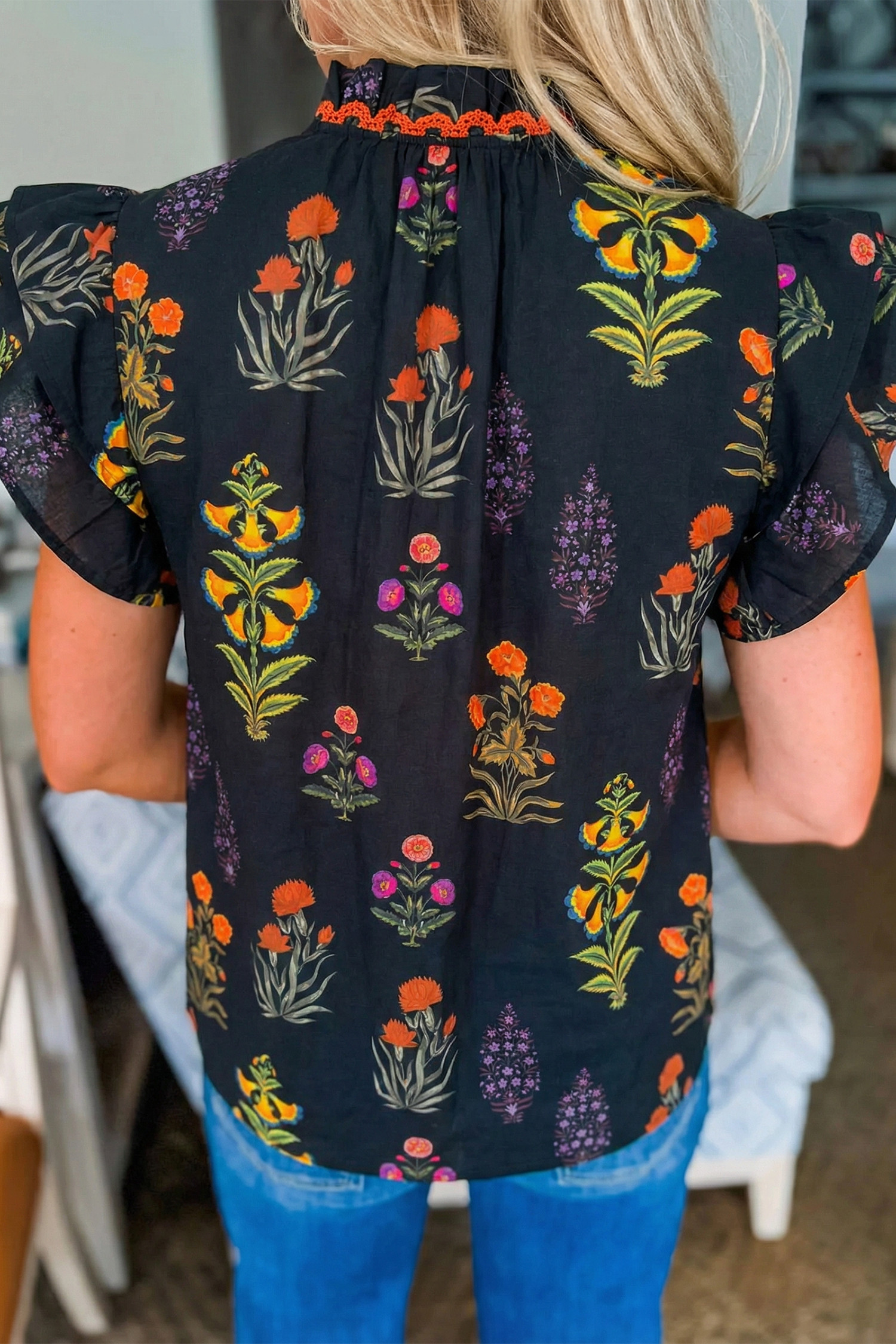 黑色花卉印花蕾丝边褶边 V 领短袖衬衫 LC2557092