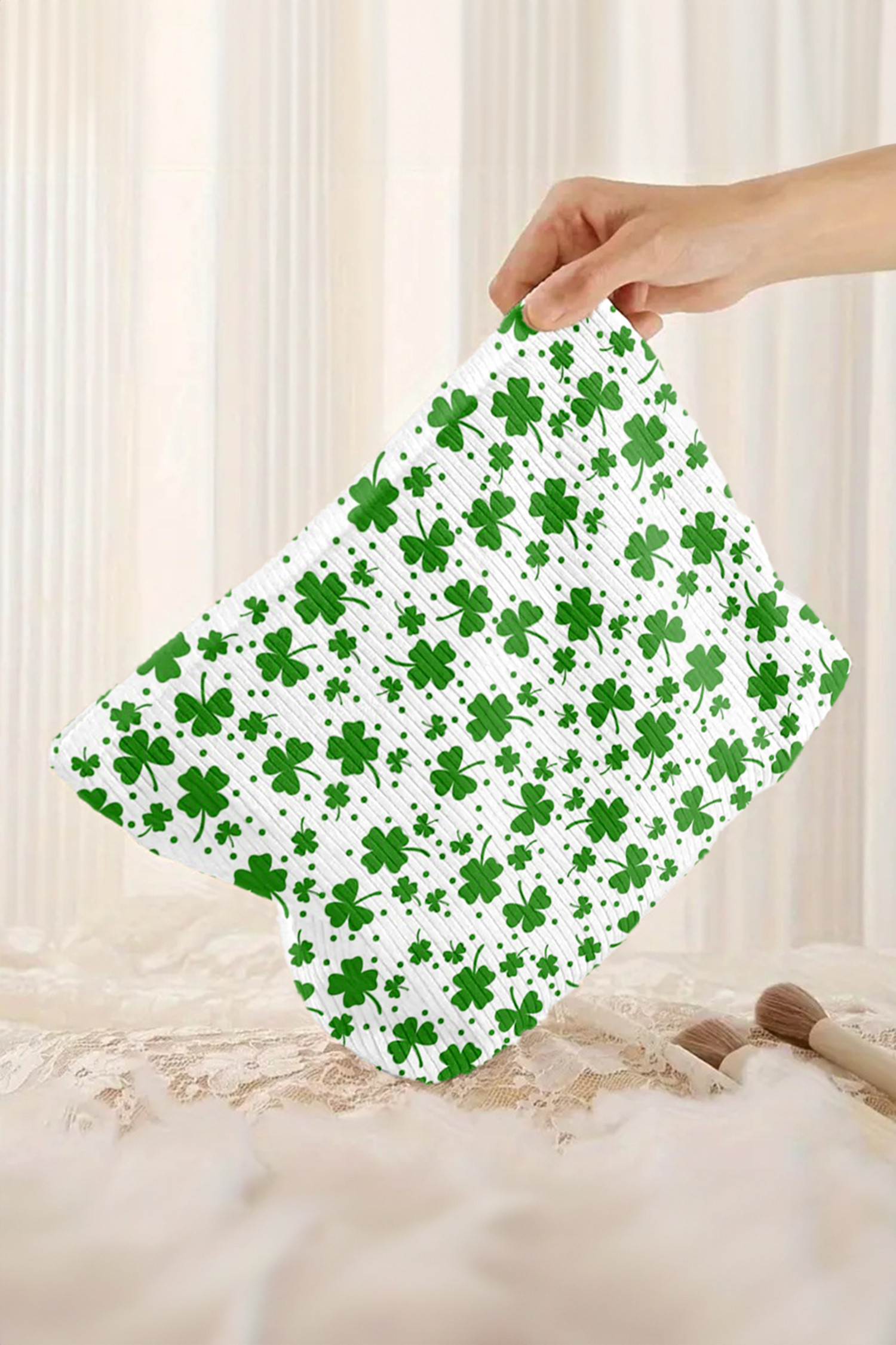 白色圣帕特里克幸运四叶草印花软罗纹化妆包 BH031585