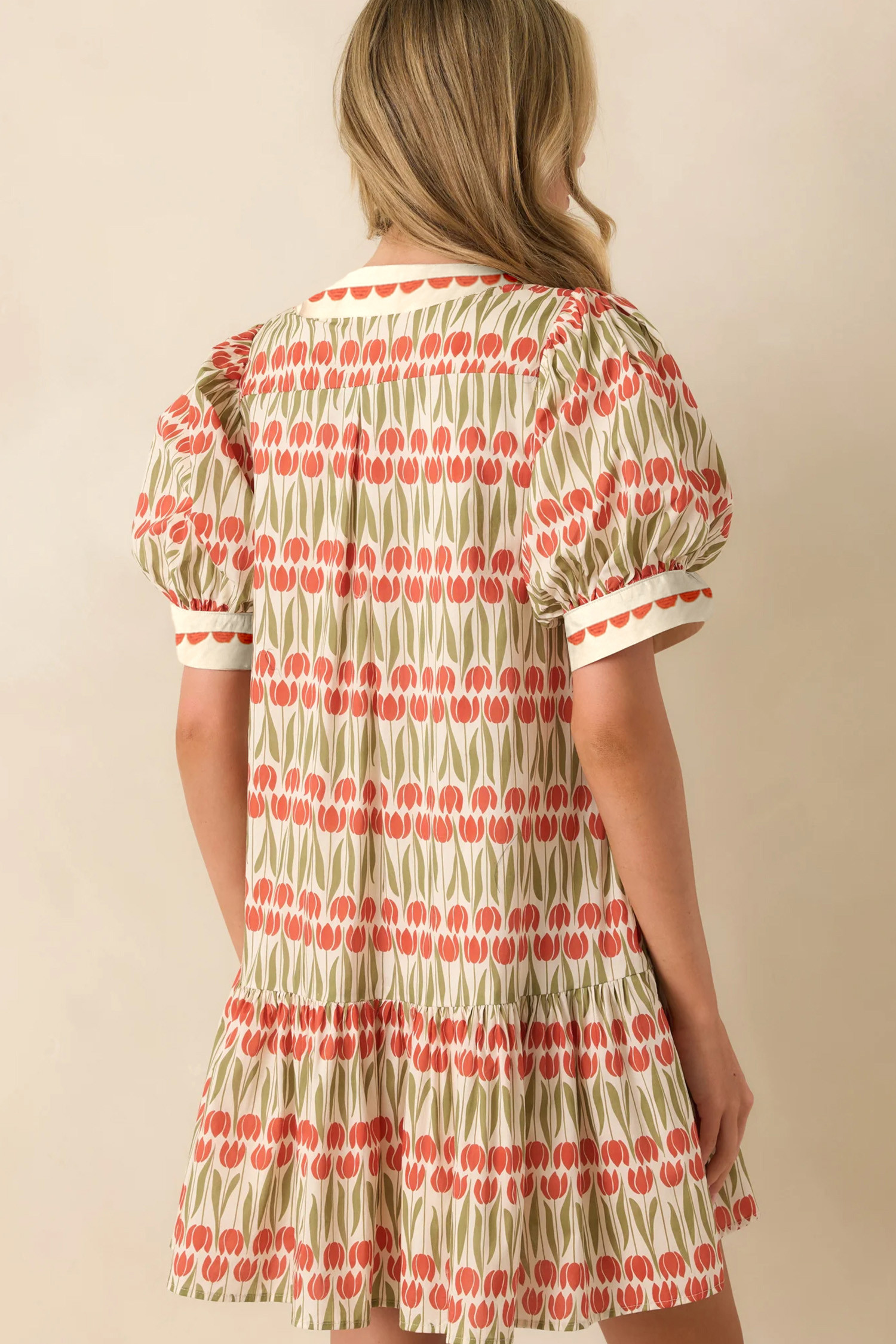 白色郁金香花卉印花棉质泡泡短袖迷你连衣裙 LC6127311