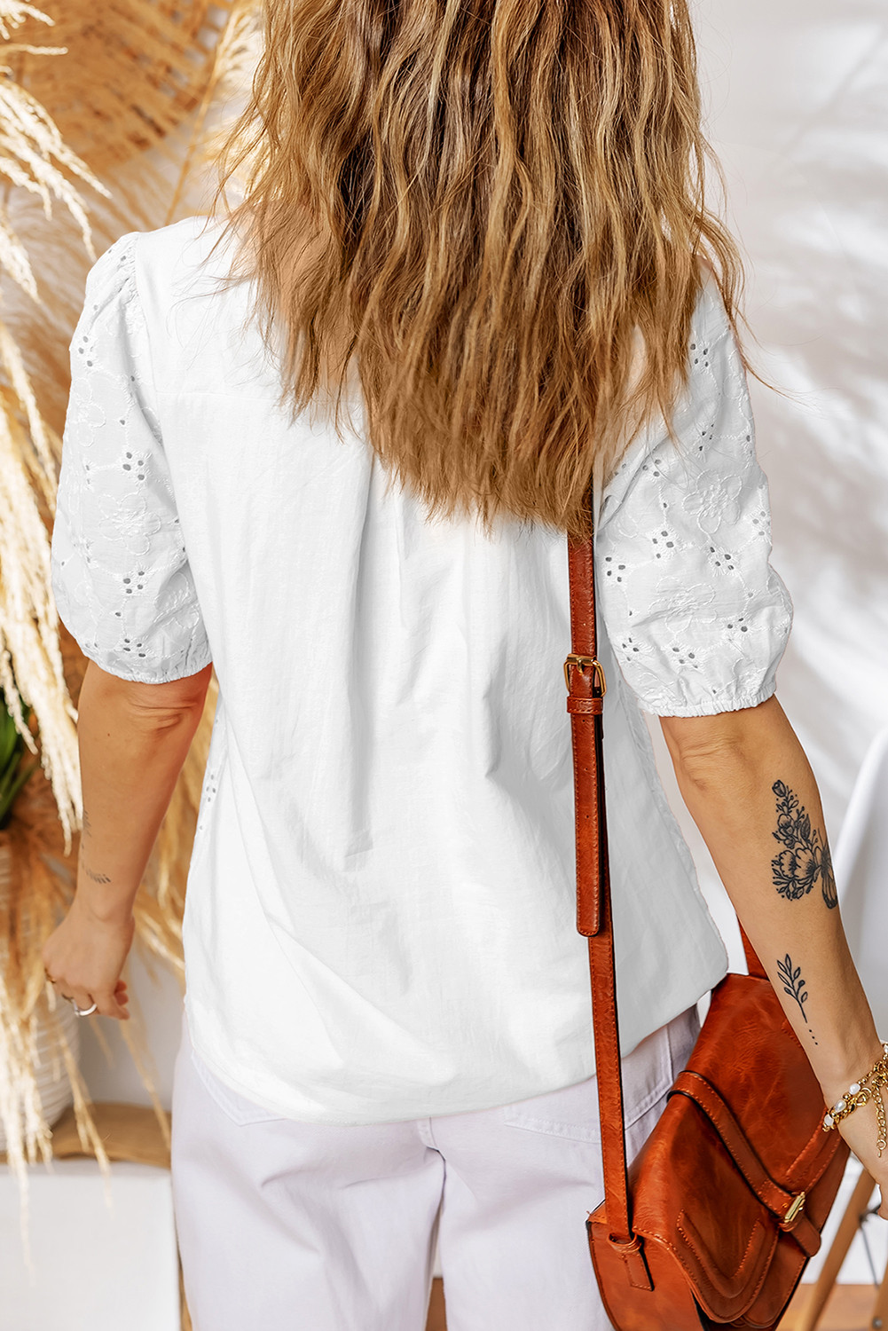 白色蕾丝钩针 V 领半袖刺绣纽扣衬衫休闲衬衫 LC25129649