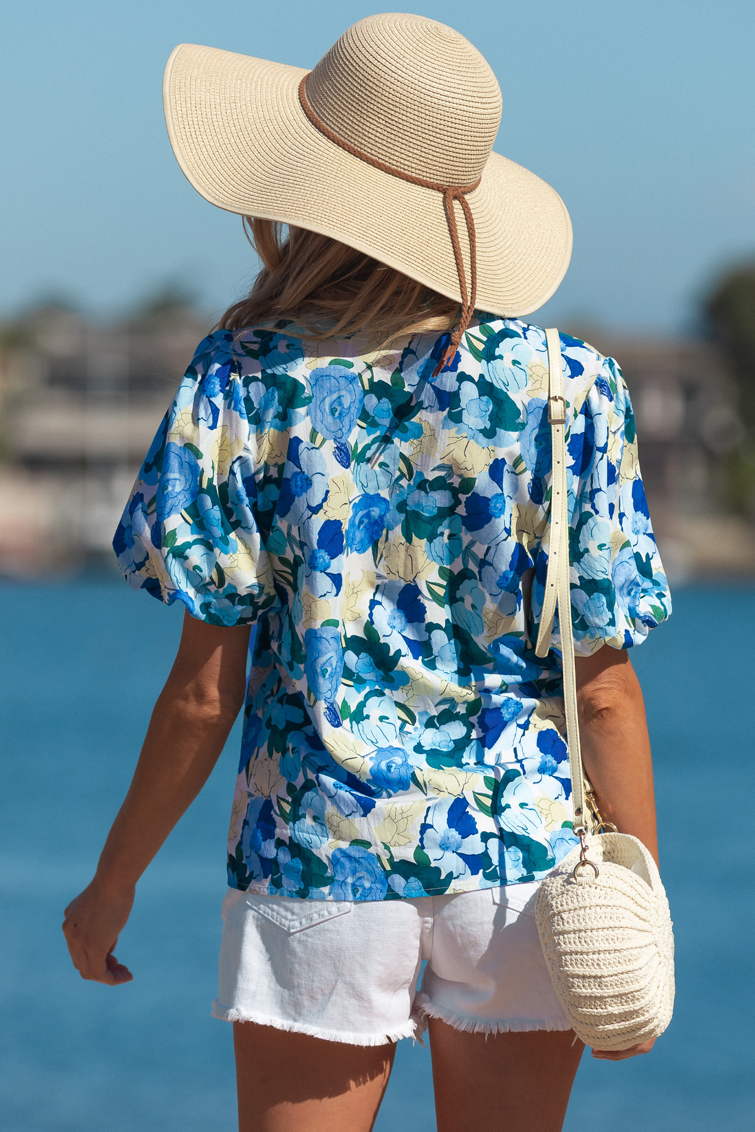 天蓝色碎花短泡泡袖V领衬衫 LC25136382