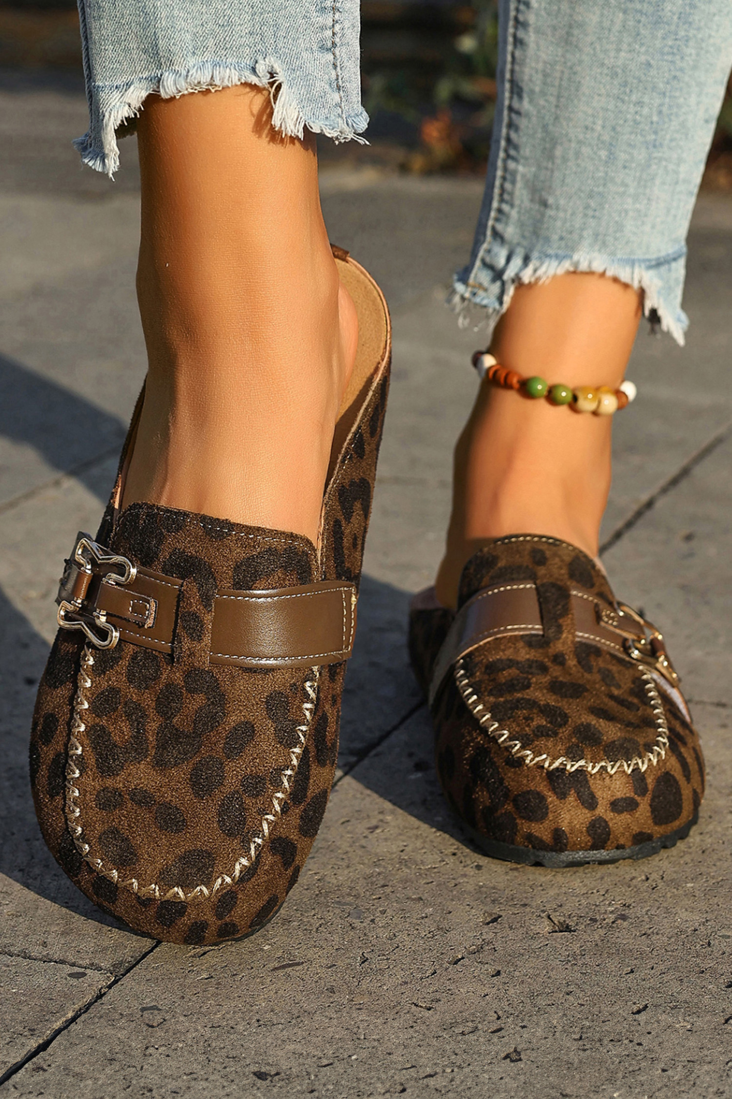 咖啡色人造绒面革可爱搭扣 PU 皮革带穆勒拖鞋 BH024280