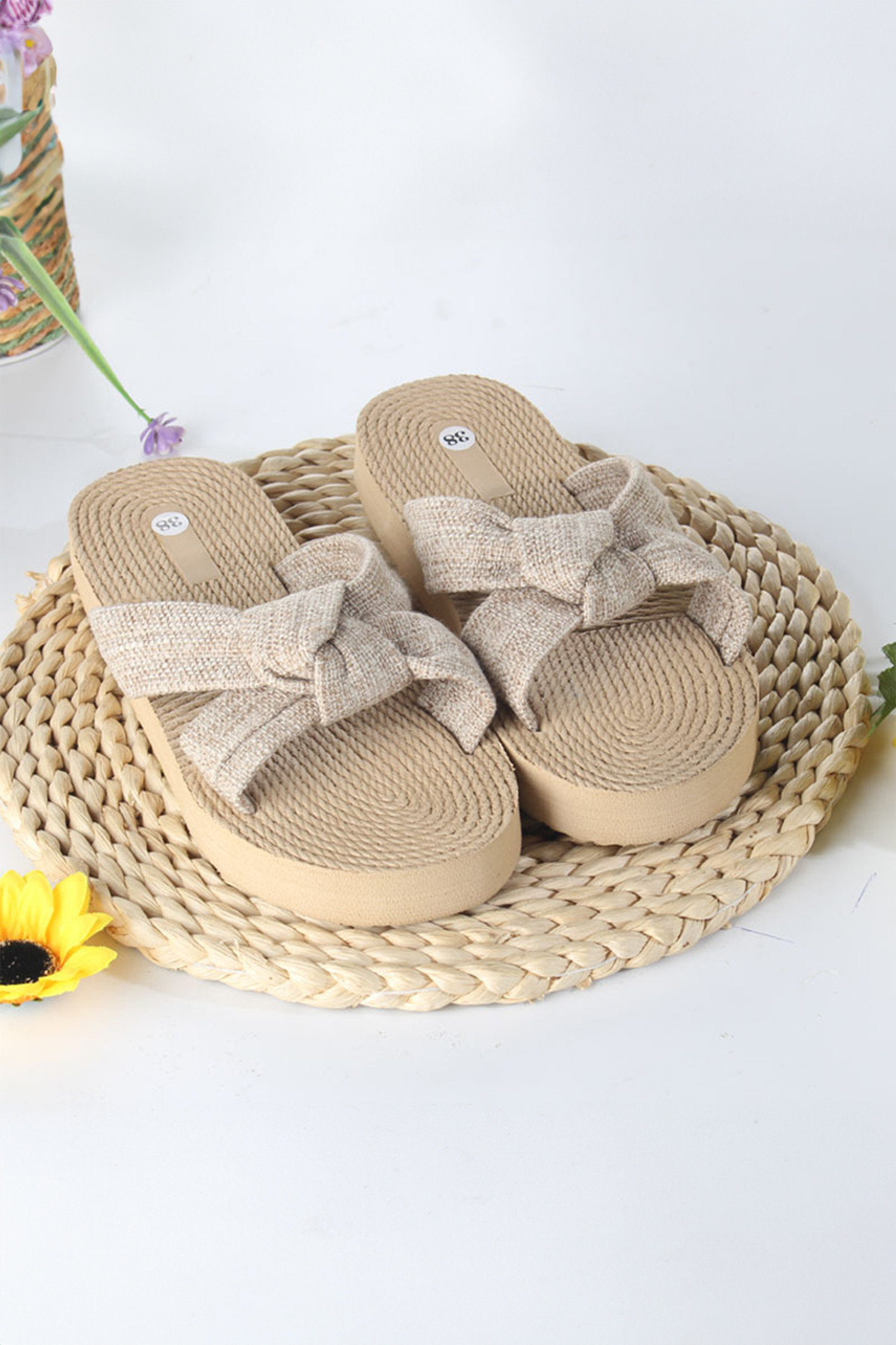 羊皮纸波西米亚亚麻蝴蝶结拉菲草编织浅色 PVC 拖鞋 BH024306